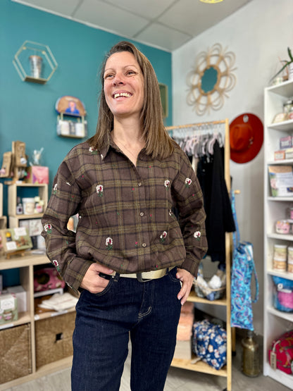 Chemise à carreaux chocolat et fleurs blanches portée en boutique - Abana 64480