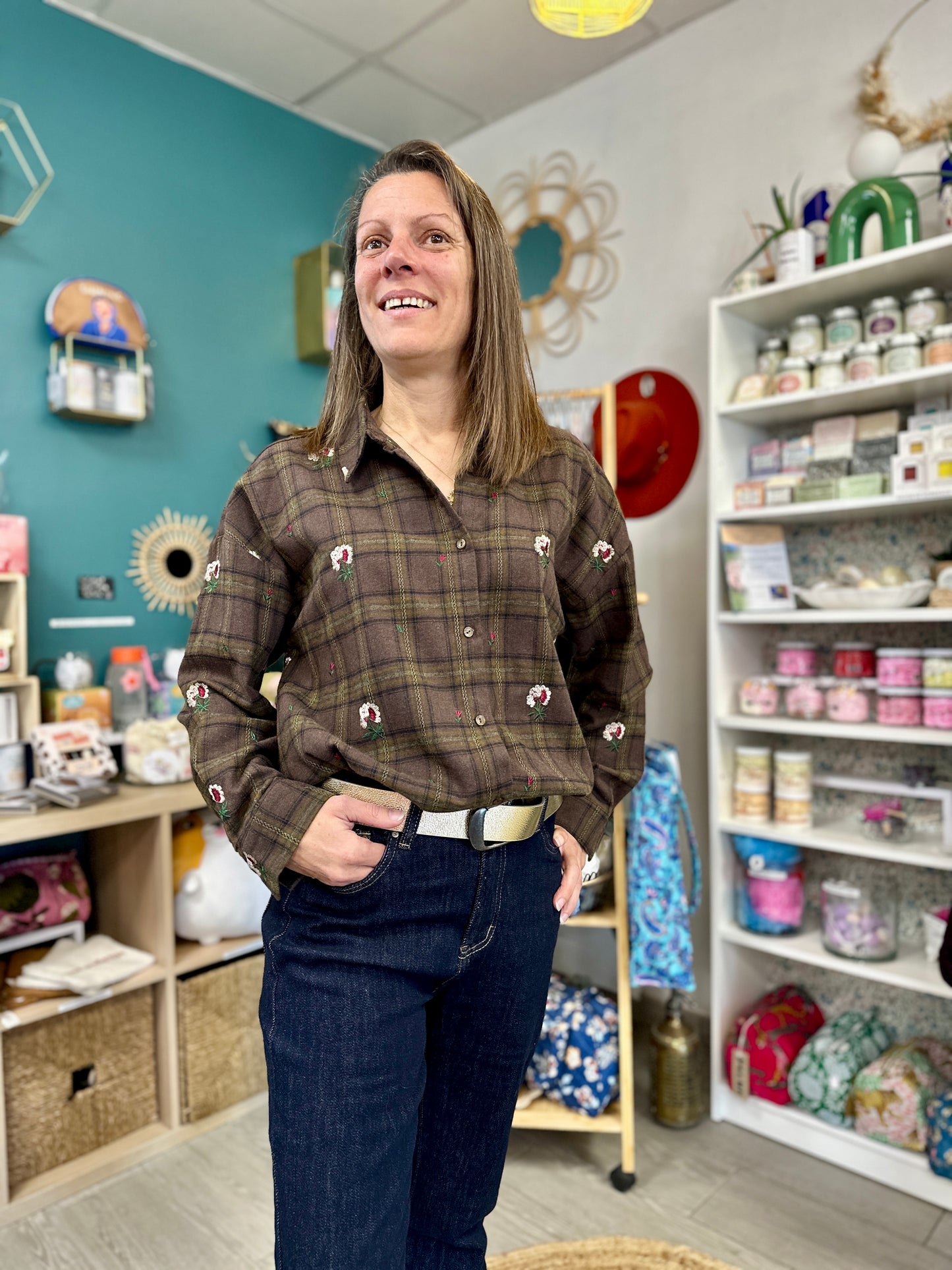 Détail broderies florales blanches sur chemise marron - Abana 64250