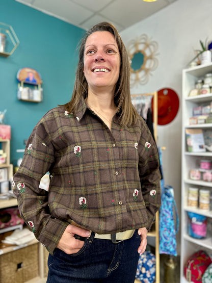 Zoom sur la texture douce de la chemise chocolat - Abana 64240