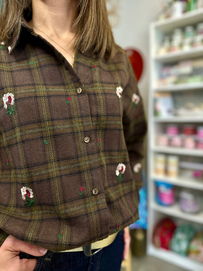 Vue avant de la chemise marron à carreaux portée avec un jean brut - Abana 64600