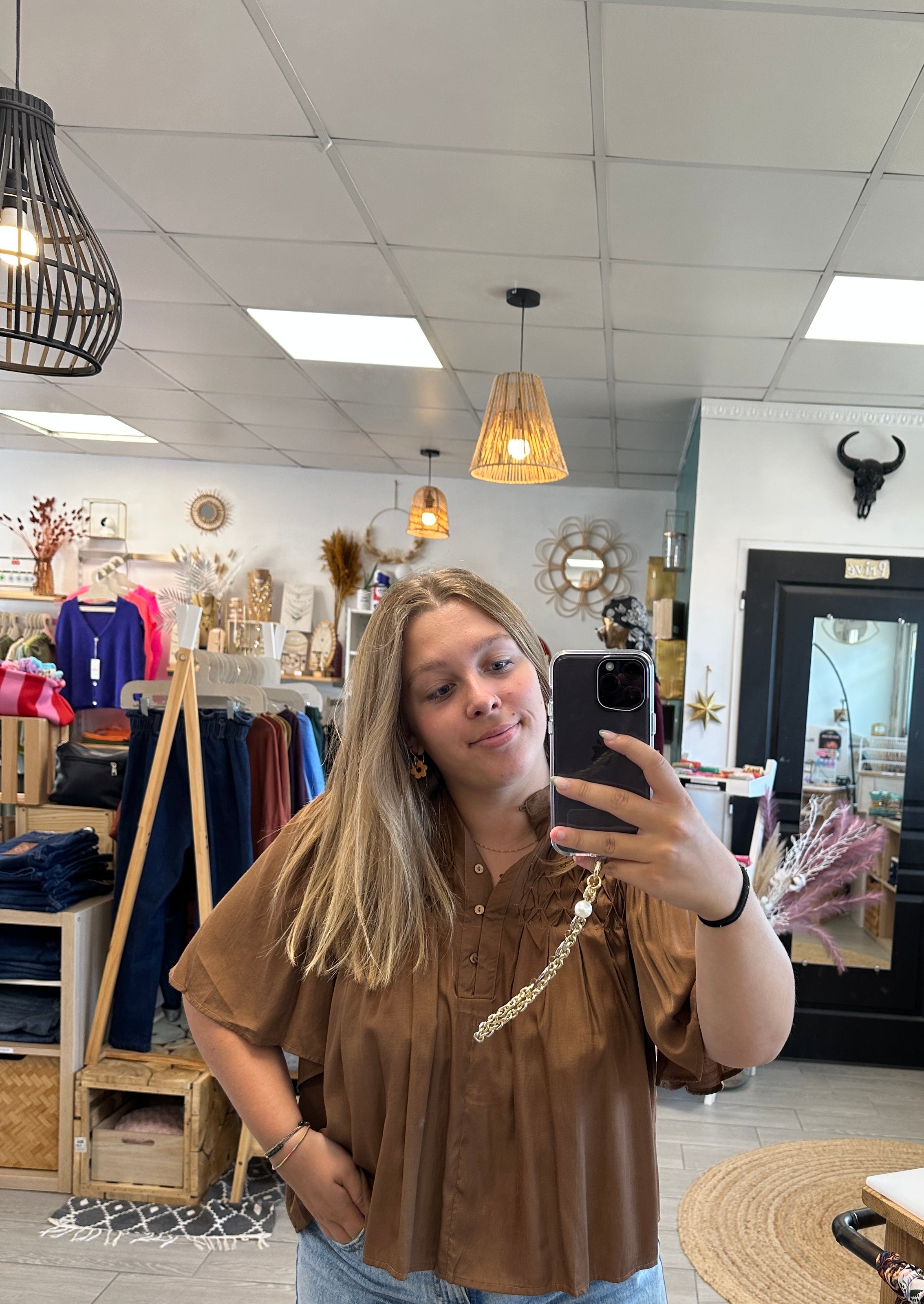 Blouse marron fluide à manches courtes évasées et détails plissés – Abana 64480