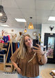 Blouse marron fluide à manches courtes évasées et détails plissés – Abana 64480