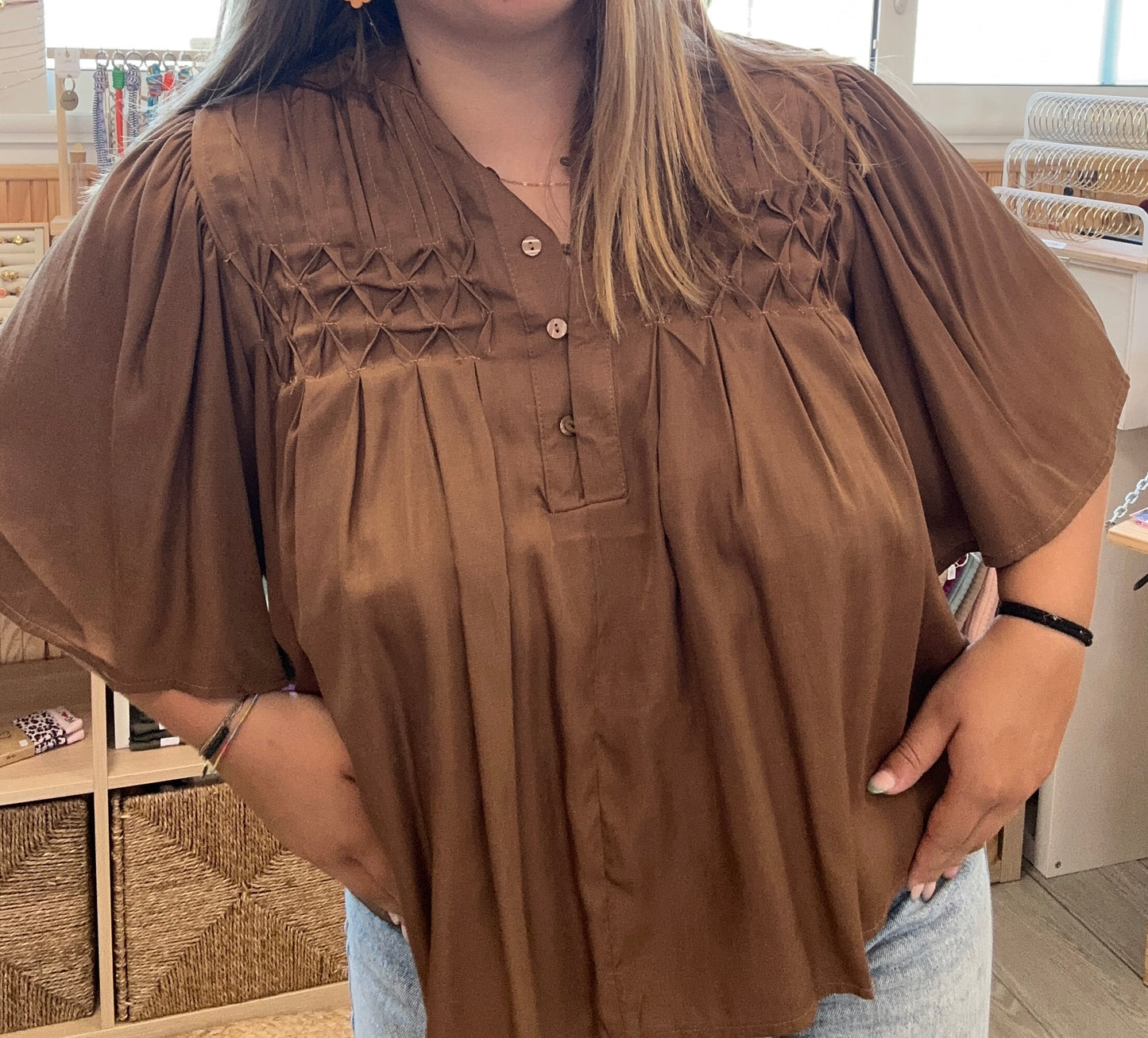 Blouse fluide marron avec détails smockés sur le haut – Abana 64310