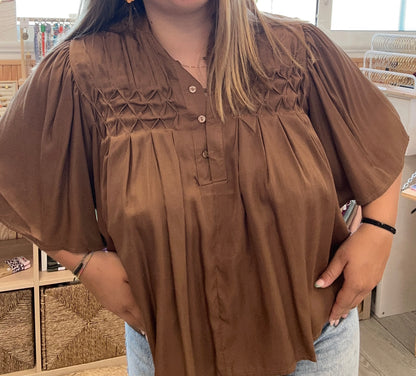 Blouse fluide marron avec détails smockés sur le haut – Abana 64310