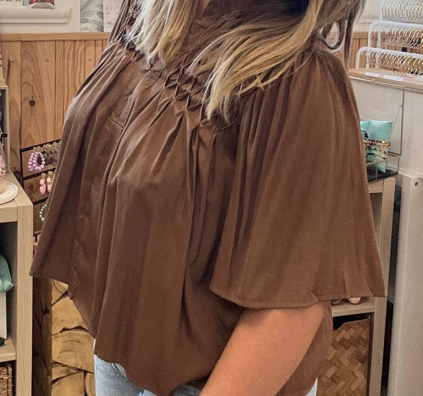 Zoom sur blouse marron chic avec encolure boutonnée et fronces – Abana Pays Basque