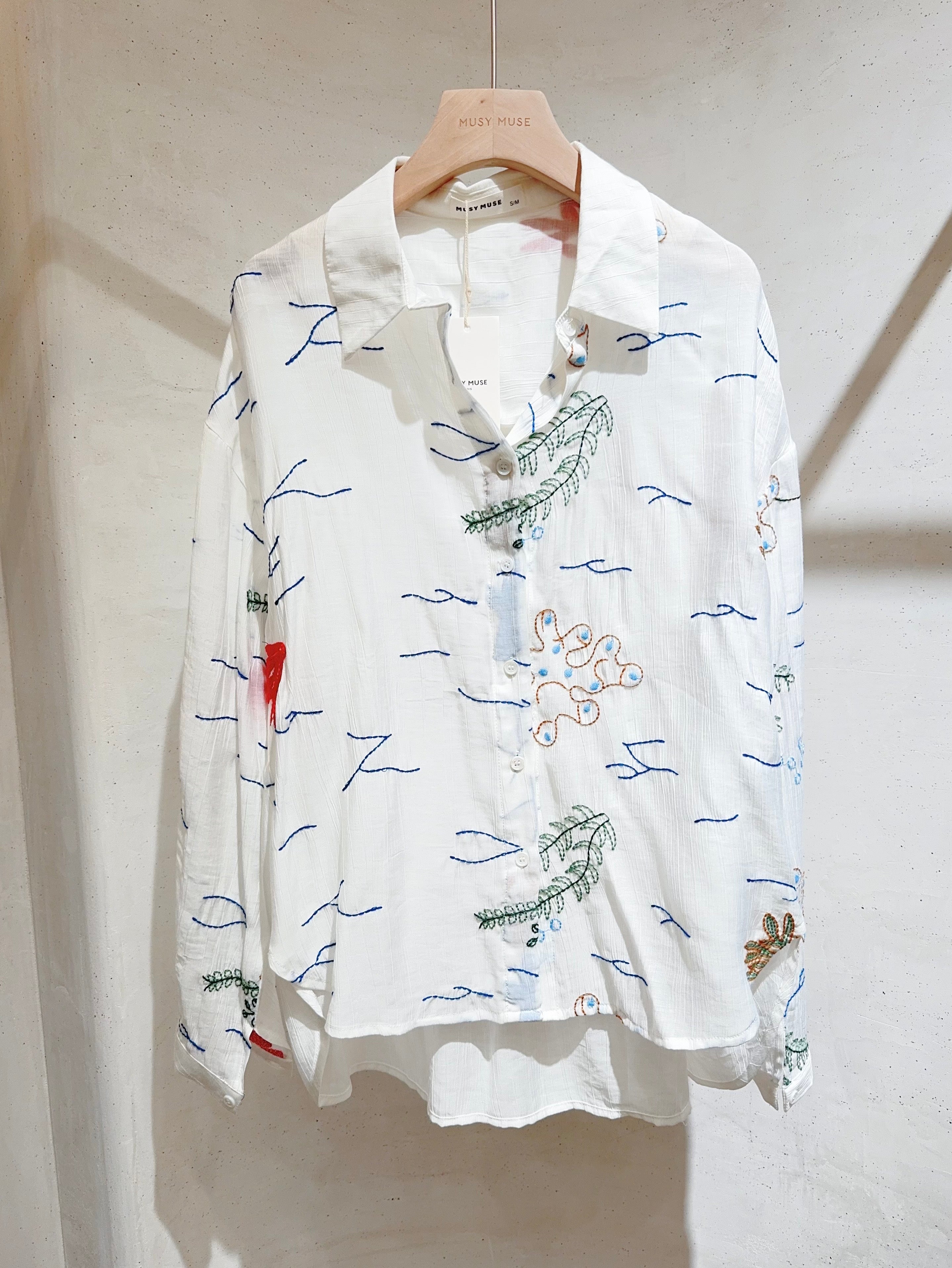 Chemise blanche fluide brodée motif marin en viscose, manches longues et coupe ample – disponible en tailles SM et ML.