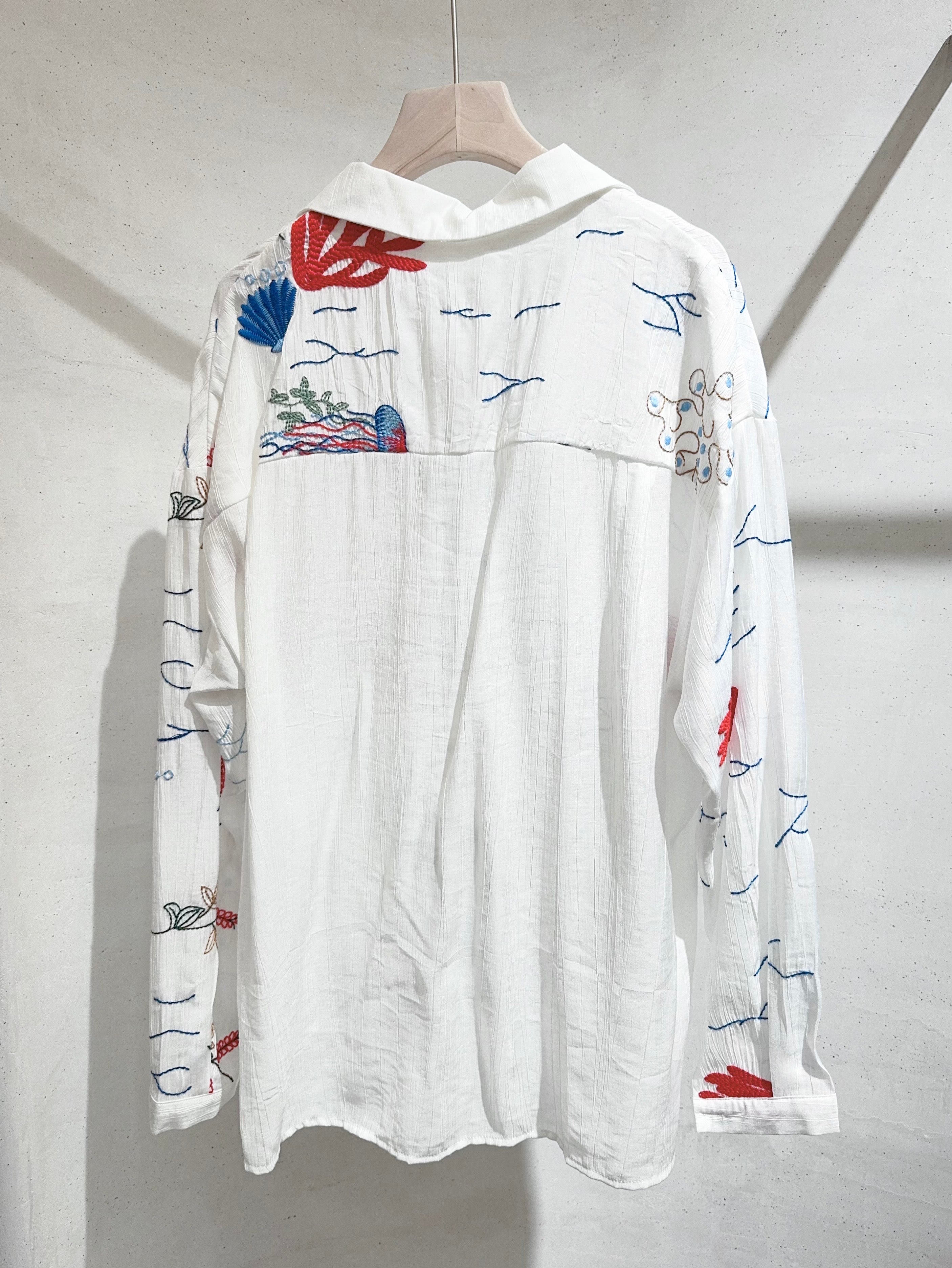 Chemise blanche fluide brodée motif marin en viscose, manches longues et coupe ample – disponible en tailles SM et ML.