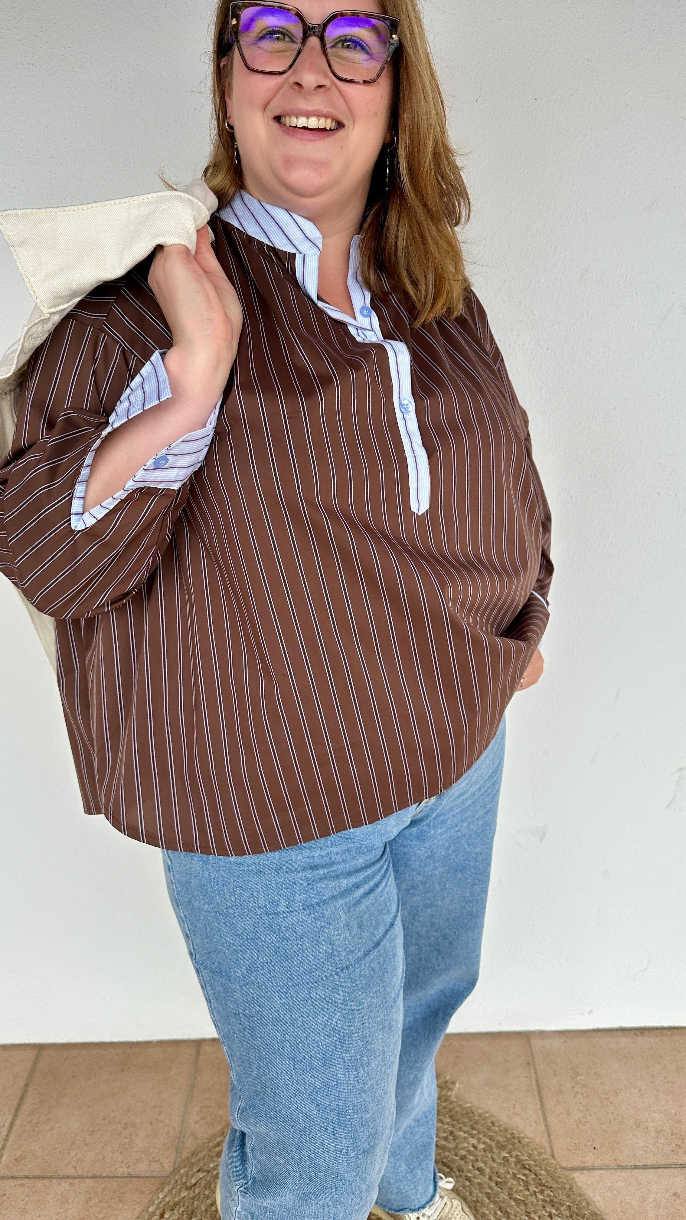 Blouse grande taille chocolat rayée pour femme ronde - Abana Boutique 64480