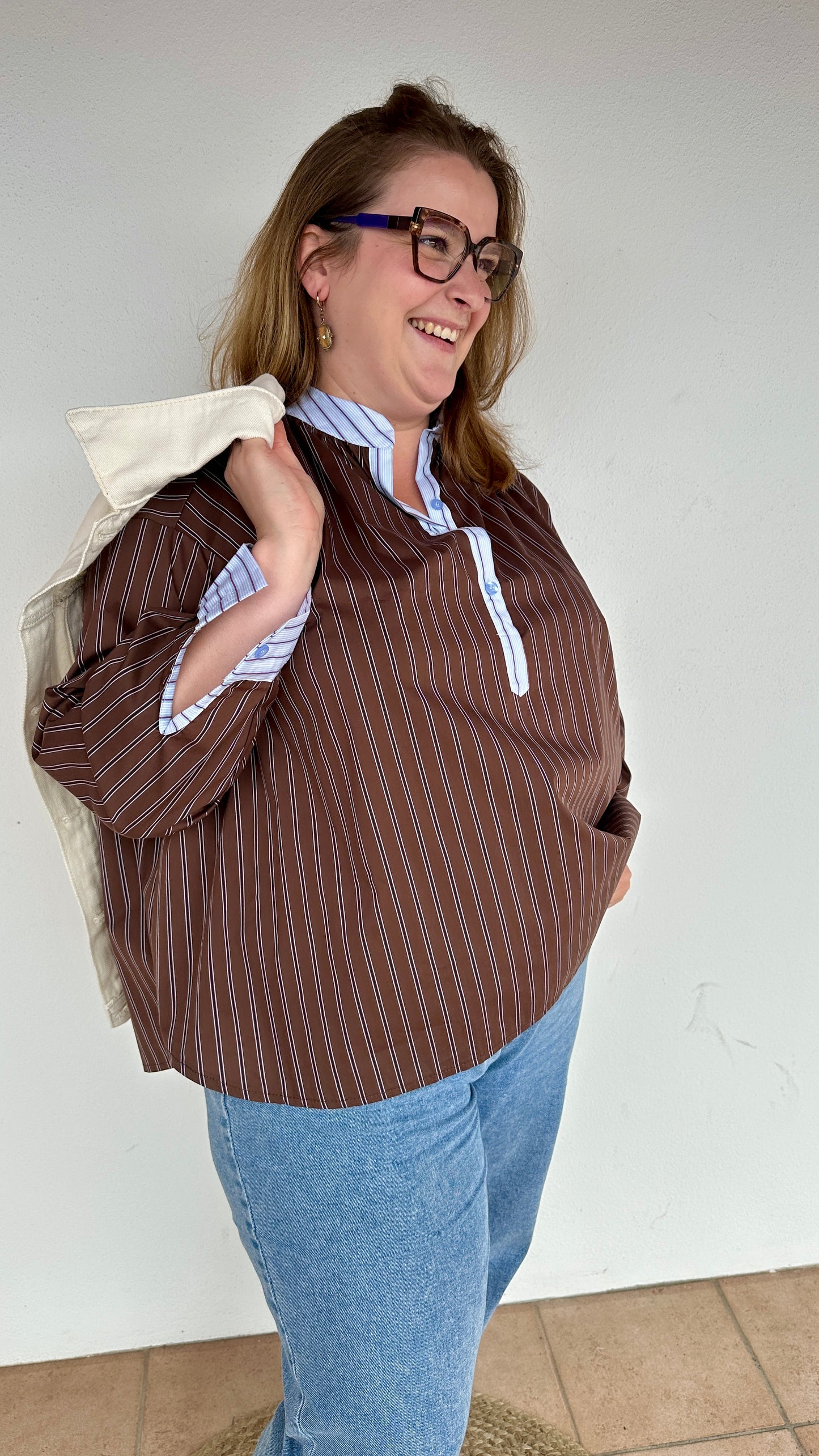 Look casual chic avec blouse ample rayée du 44 au 50 - Abana Boutique 64250
