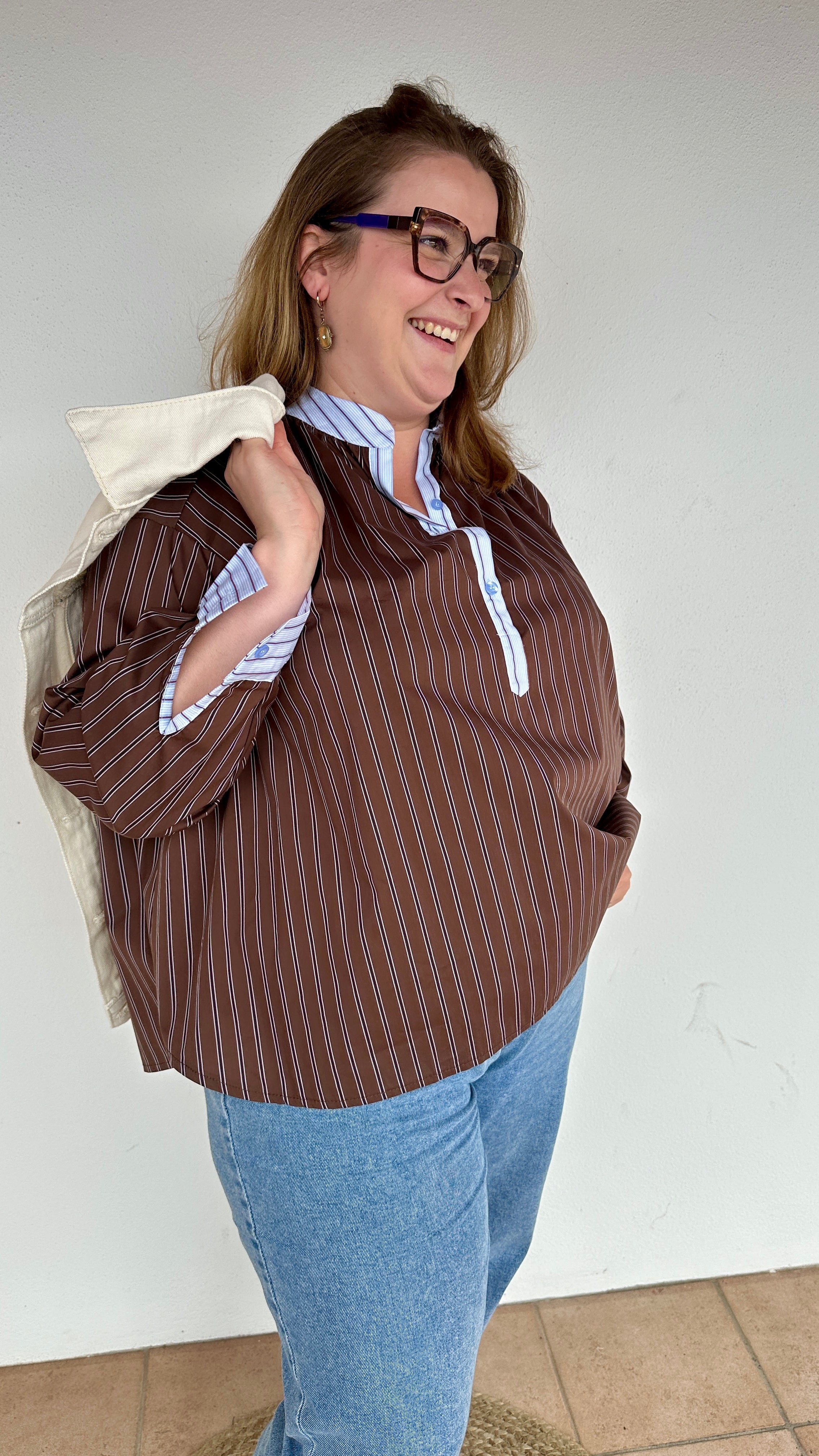 Look casual chic avec blouse ample rayée du 44 au 50 - Abana Boutique 64250