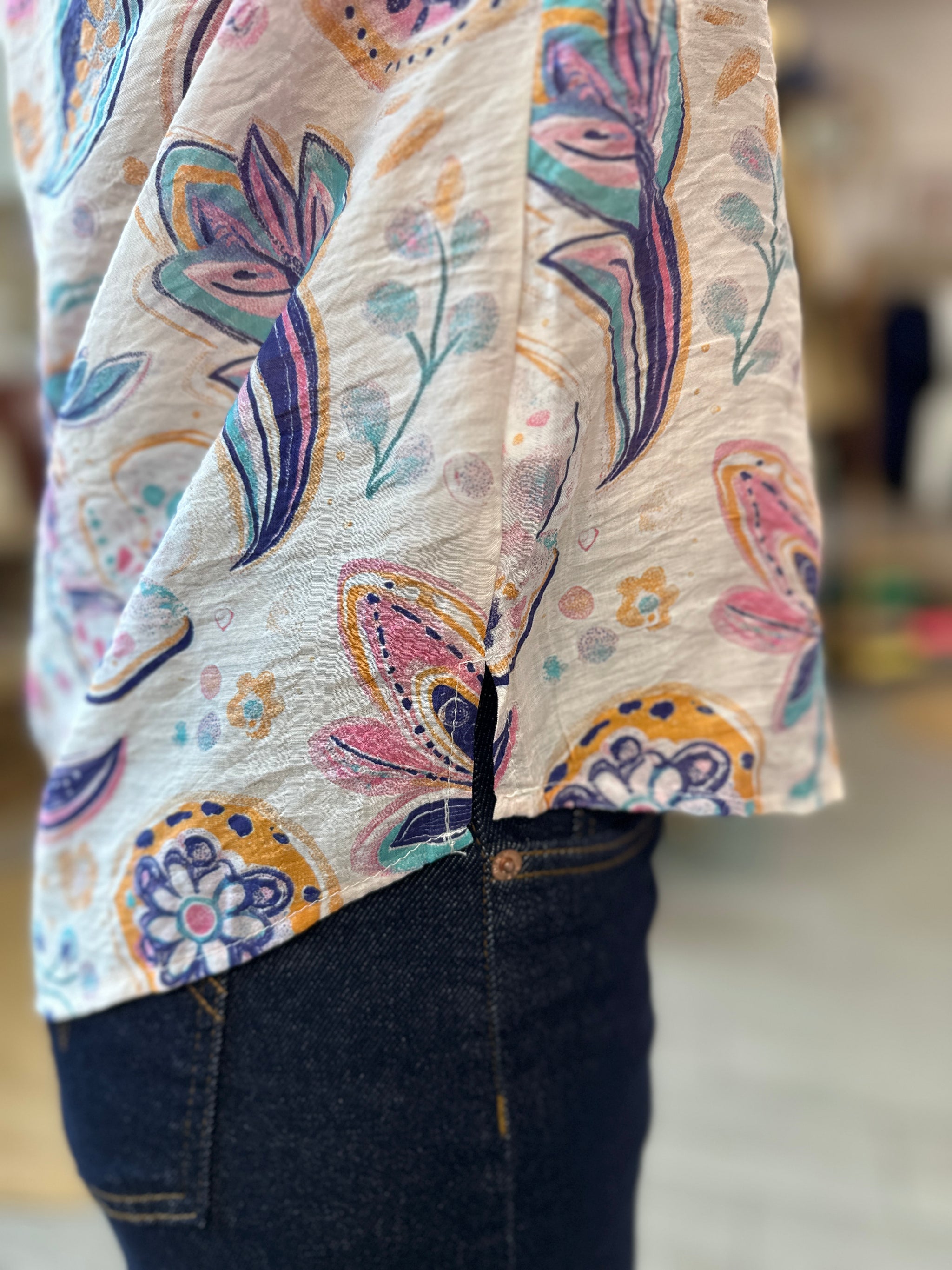 detail sur les etails du motif et detail de la chemise pastel kilky nimes