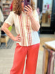 Look complet de la chemise brodée sur fond de boutique Abana Ustaritz