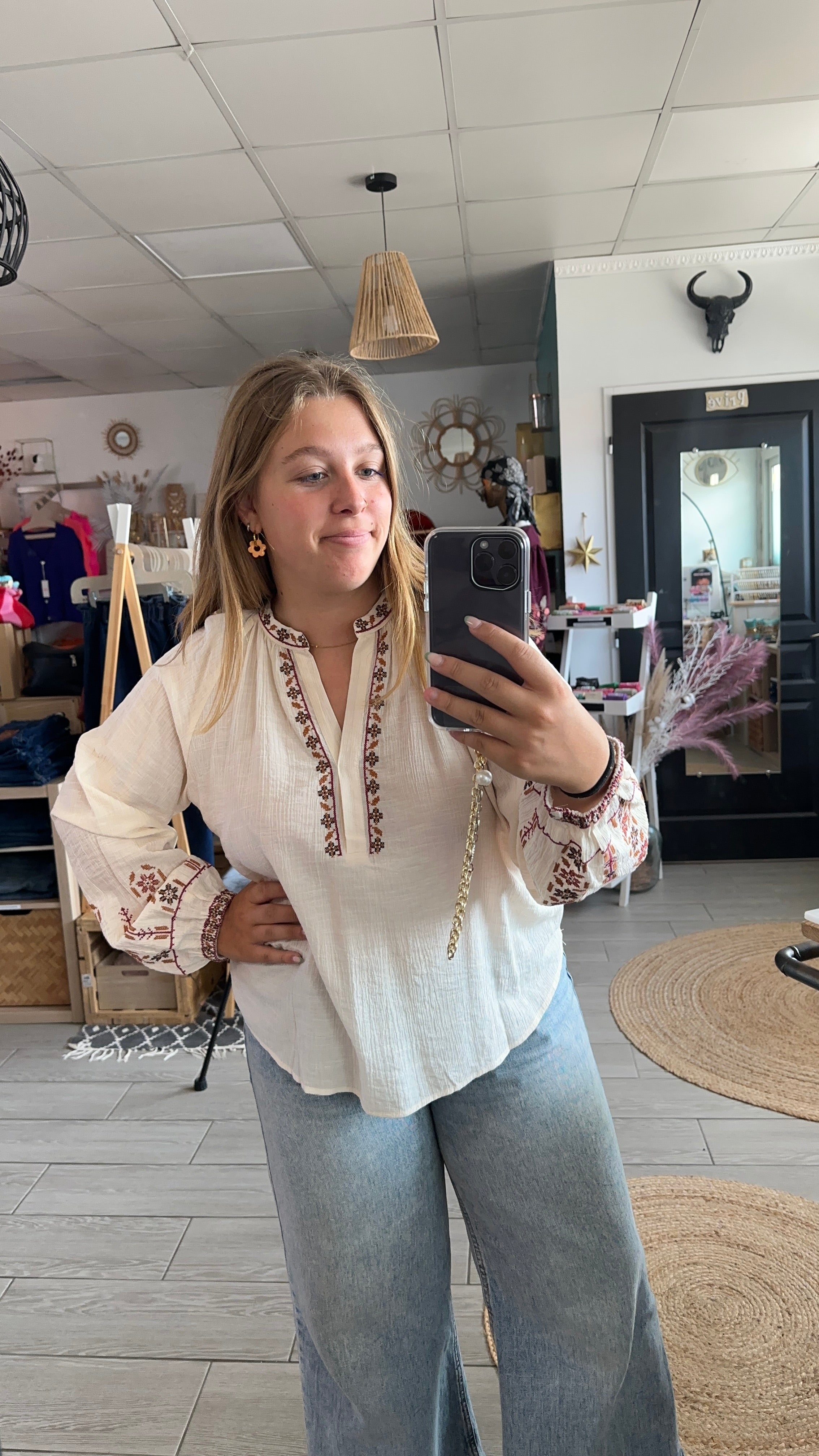 Blouse blanche brodée à motifs bordeaux manches longues bohème – Abana Boutique Ustaritz