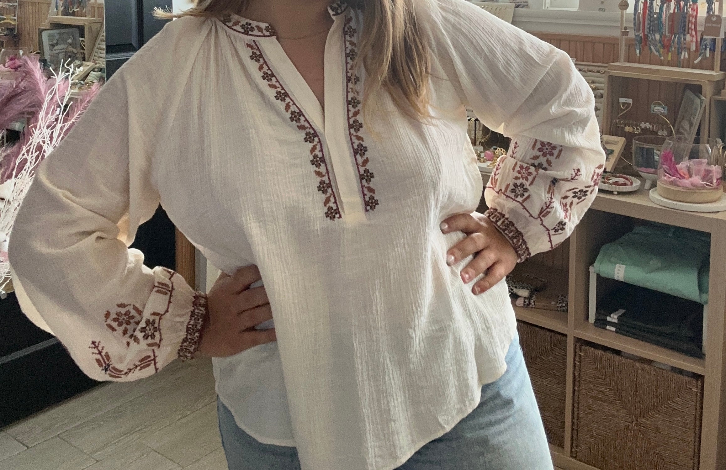 Zoom sur encolure et poignets brodés blouse blanche chic – Abana 64480