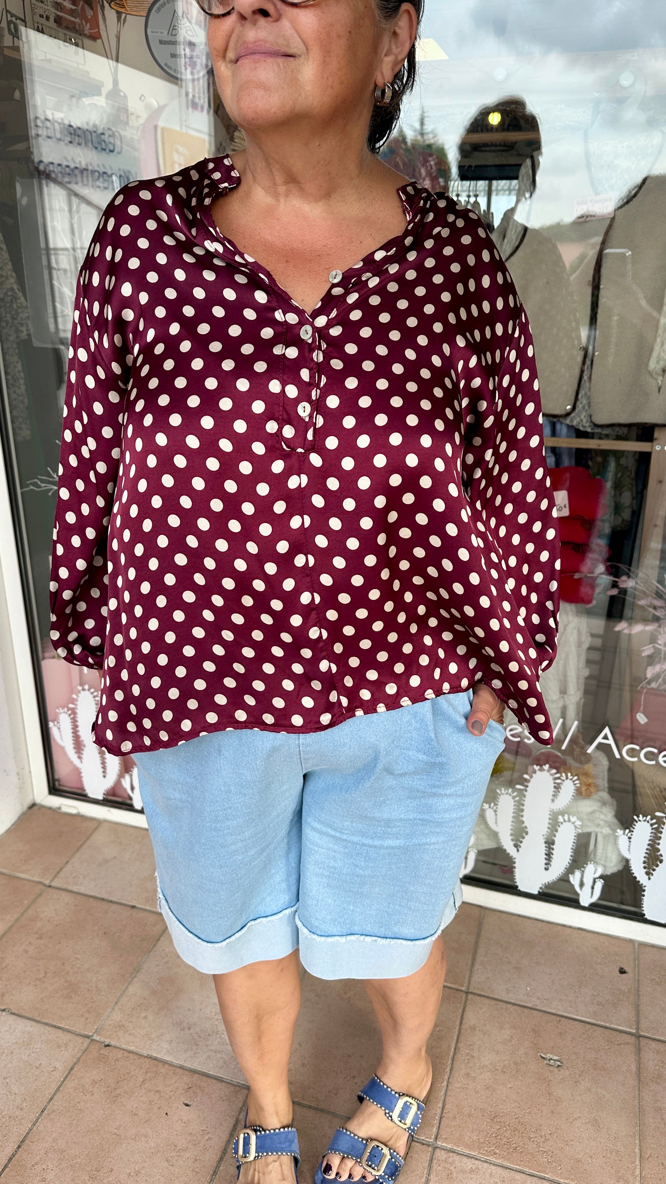 Chemise satinée bordeaux à pois blancs vue de face, coupe fluide et féminine –  Abana Boutique Ustaritz