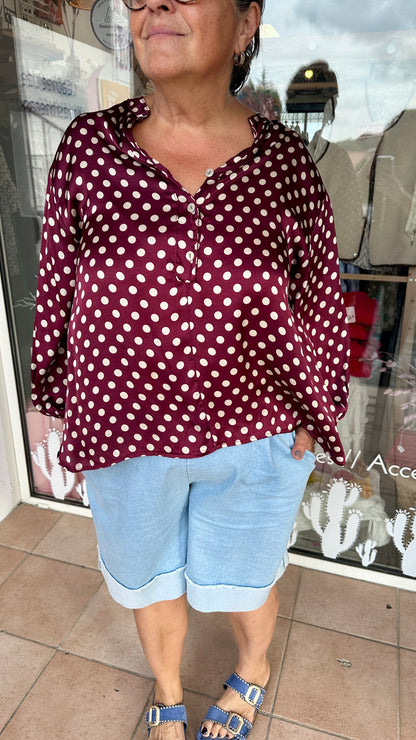 Chemise satinée bordeaux à pois blancs vue de face, coupe fluide et féminine –  Abana Boutique Ustaritz