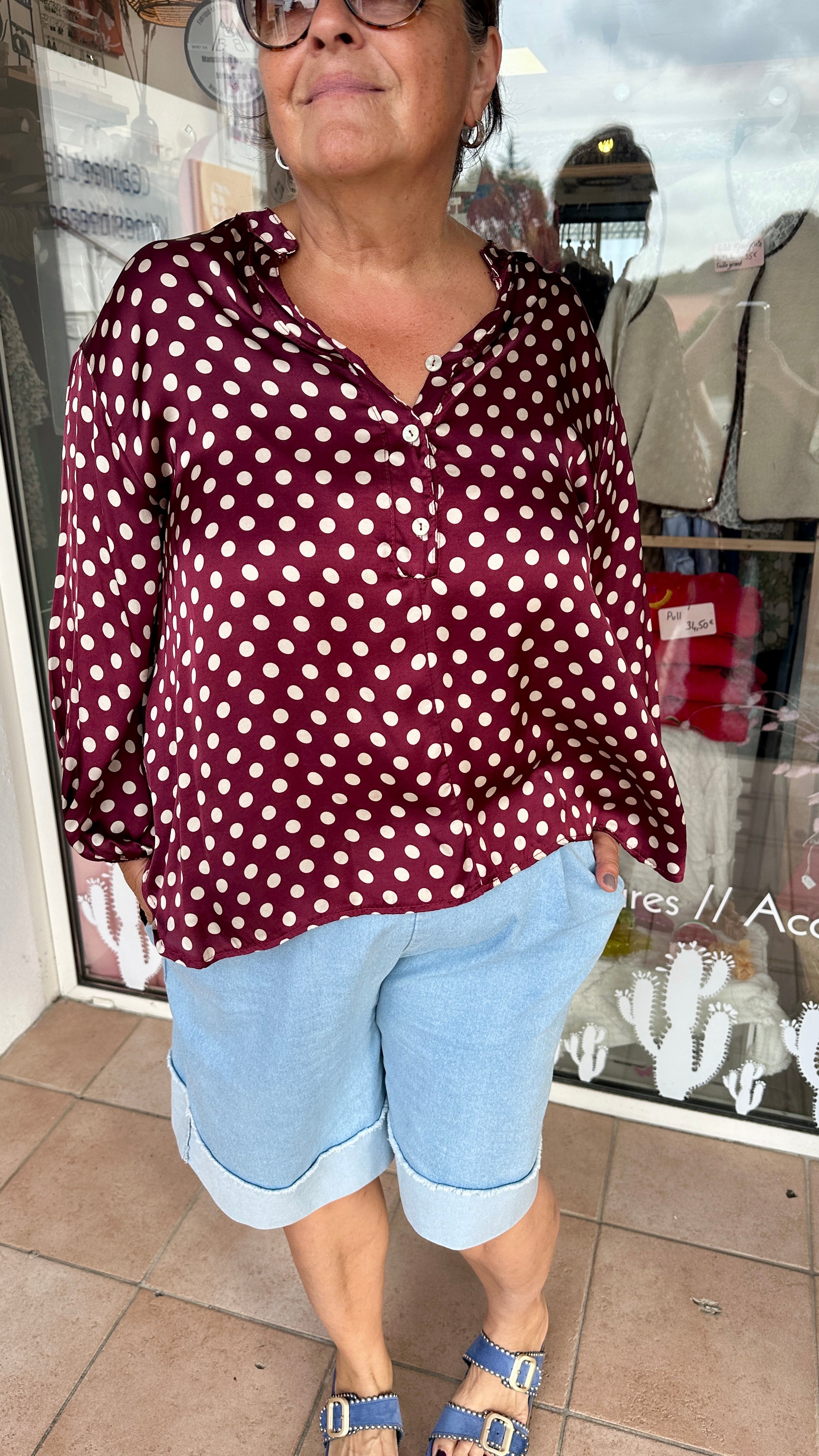 Vue de profil de la chemise fluide bordeaux à pois blancs, son tombé souple - Abana Pays Basque