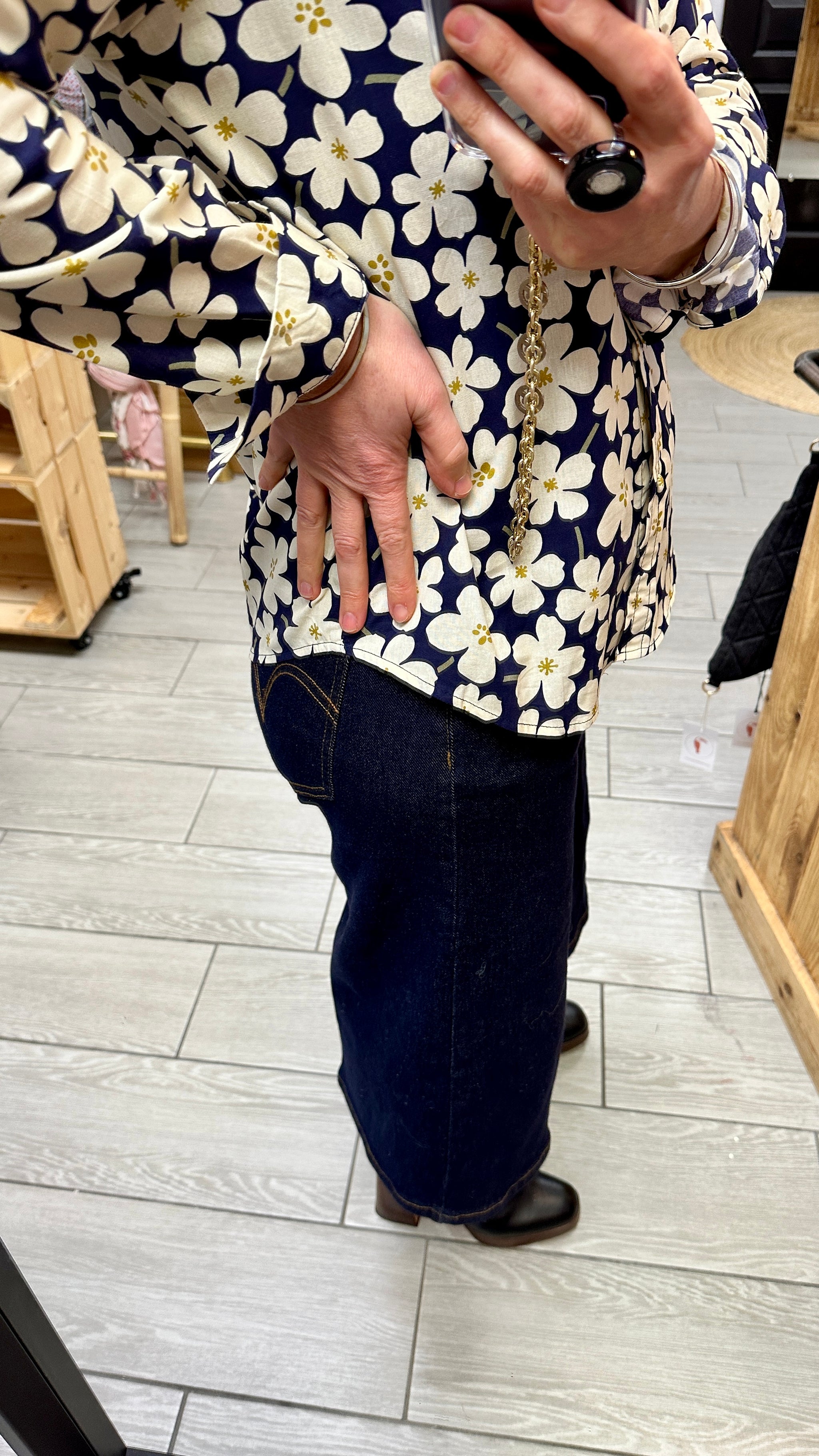 zoom detail de la chemise fleurie bleu marine blanc kilky le tempie