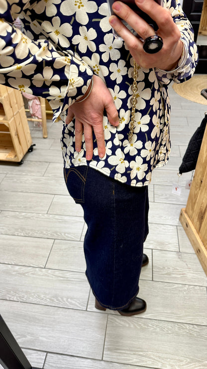 zoom detail de la chemise fleurie bleu marine blanc kilky le tempie
