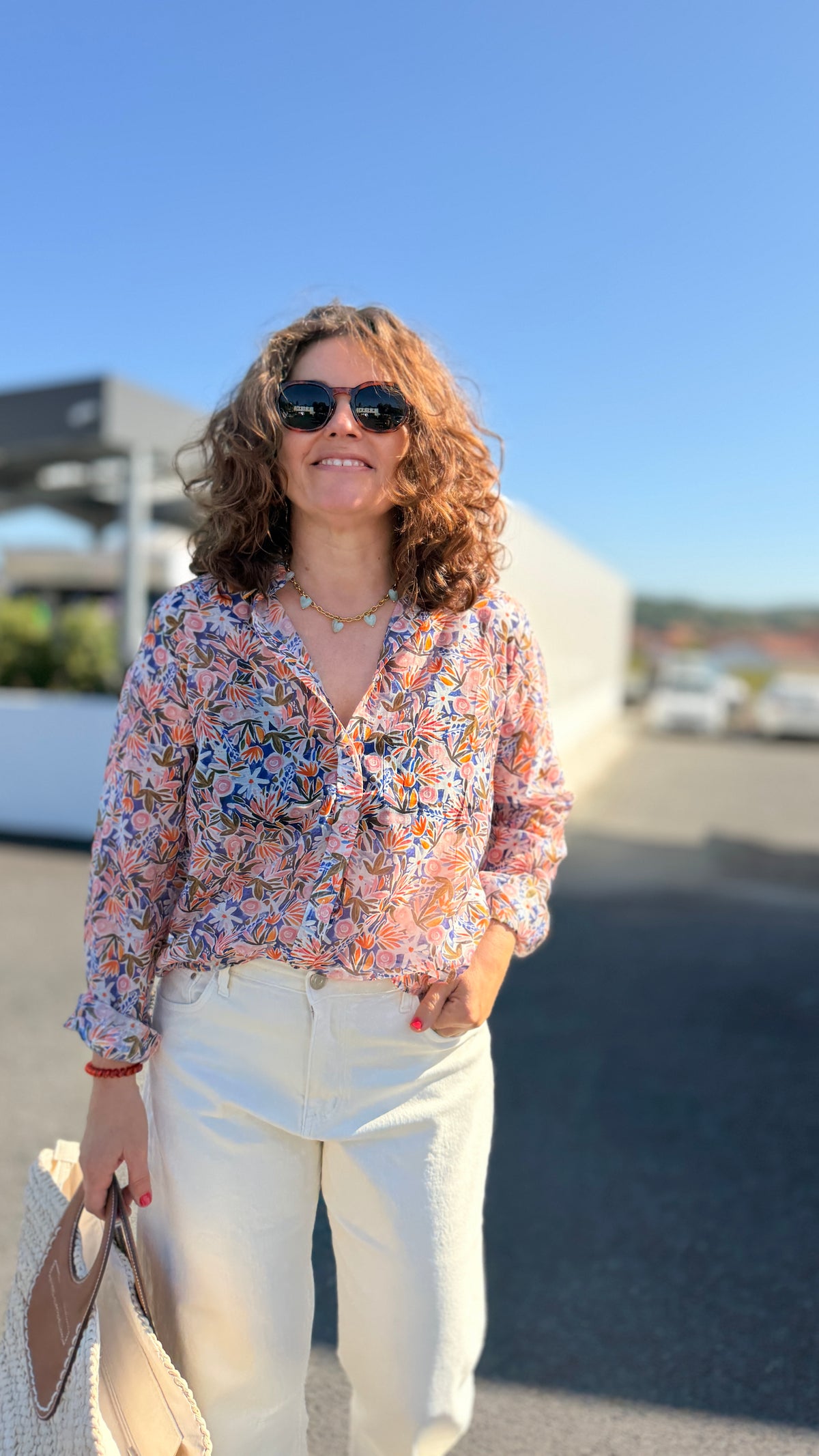 look automnale chemise fluide colorés et jean barrel blanc mode femme tendance lacanau biscarrosse air sur l'adour pau