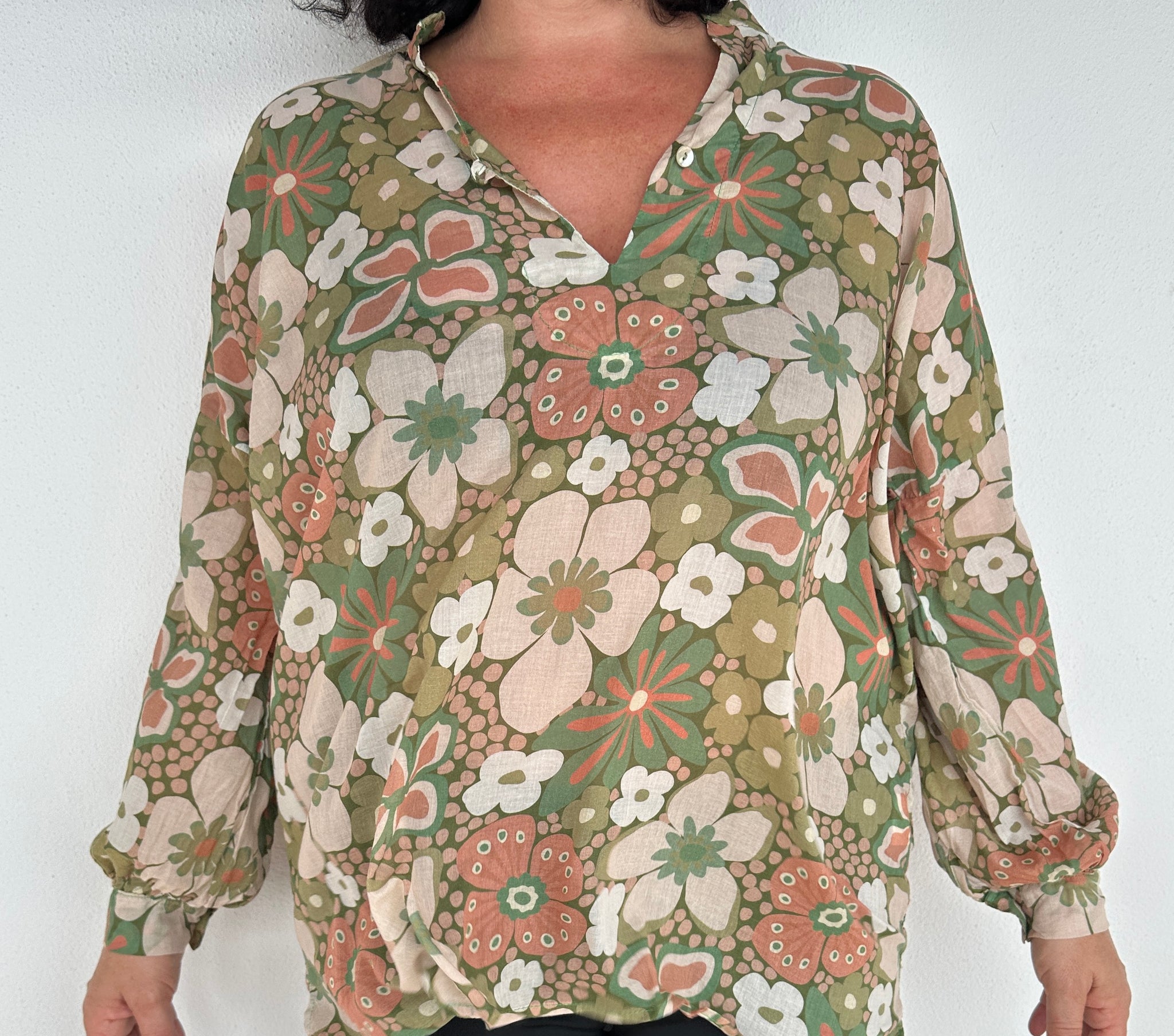 Blouse fleurie verte et corail manches longues fluide – Abana 64480