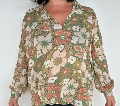 Blouse fleurie verte et corail manches longues fluide – Abana 64480