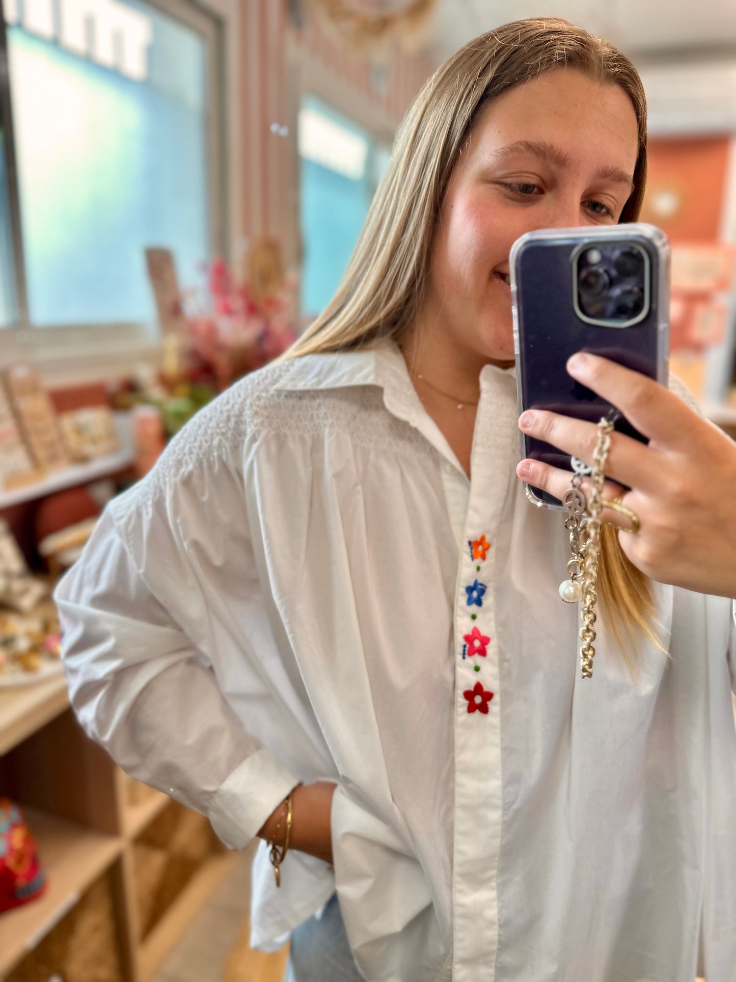 detail dela brioderie fleuri sur la chemise blanche maelle toulouse
