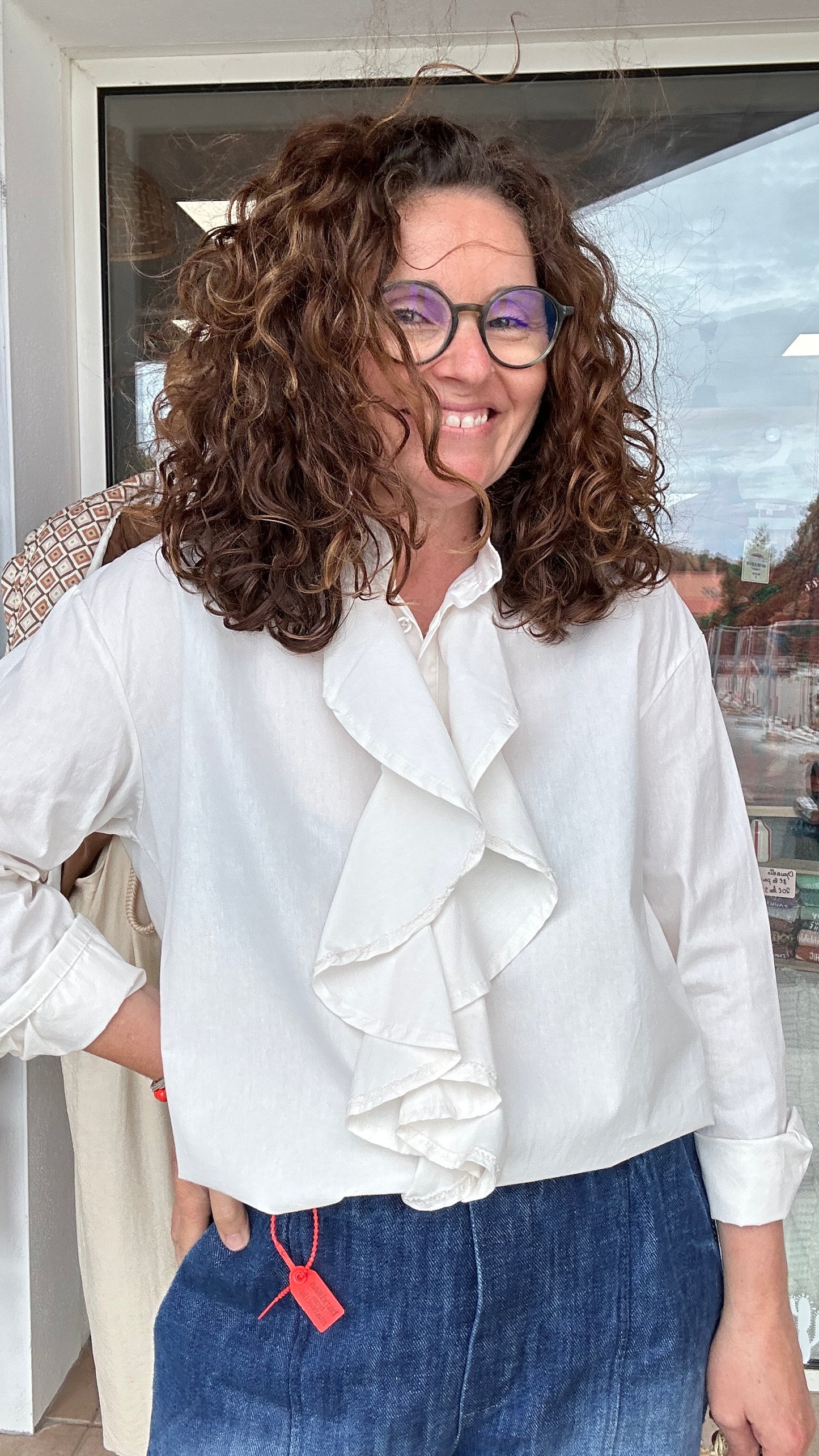 Blouse blanche élégante avec grand volant sur le devant – Abana Boutique Ustaritz