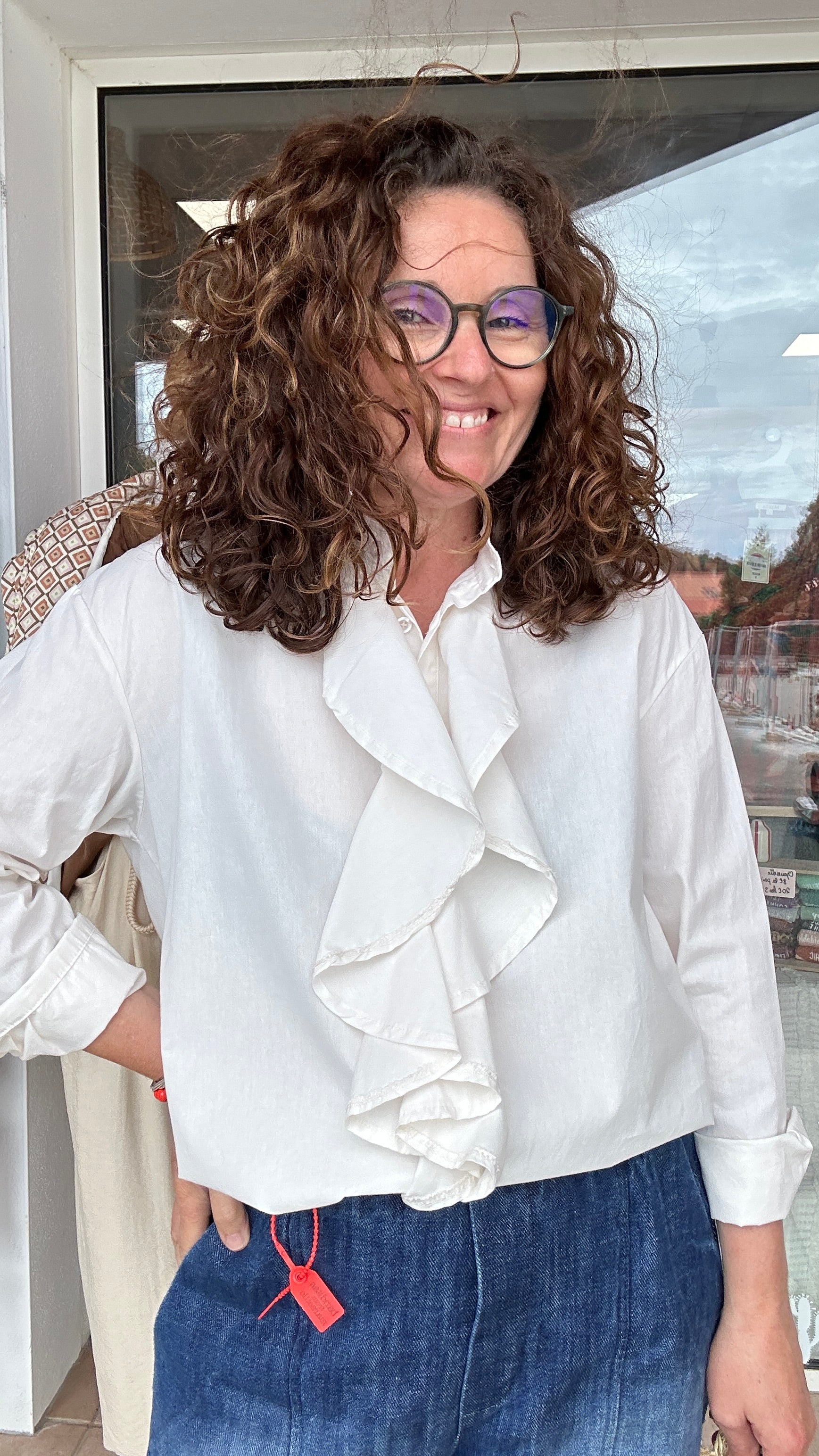 Blouse blanche élégante avec grand volant sur le devant – Abana Boutique Ustaritz