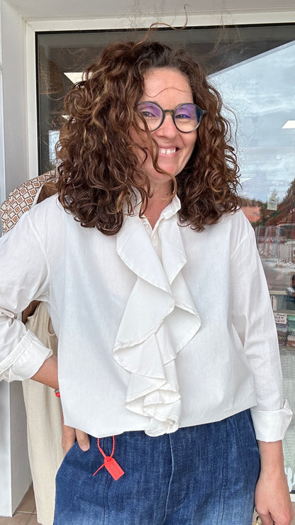 Blouse blanche élégante avec grand volant sur le devant – Abana Boutique Ustaritz