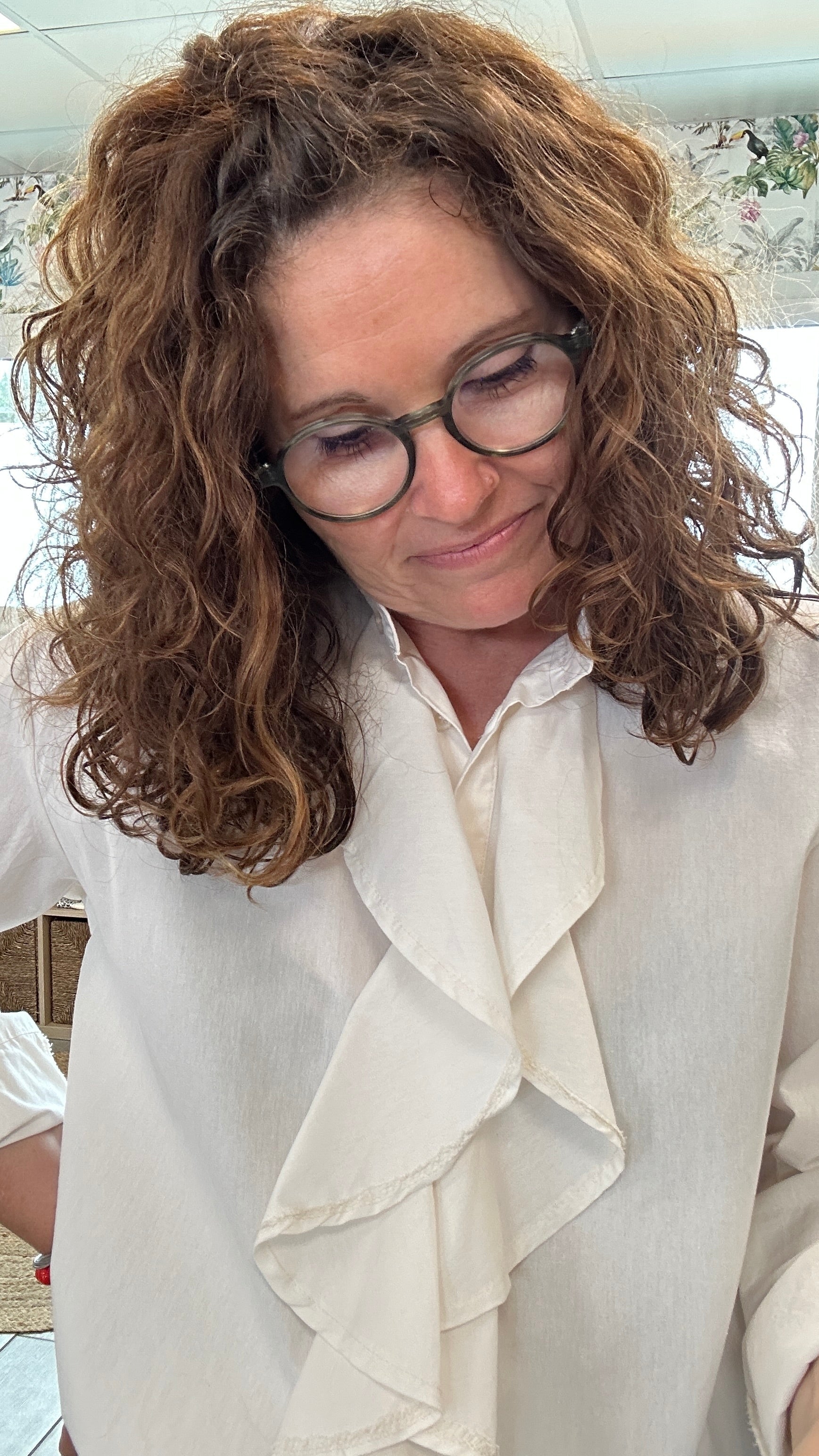 Zoom sur détail volant blouse blanche chic femme – Abana Pays Basque