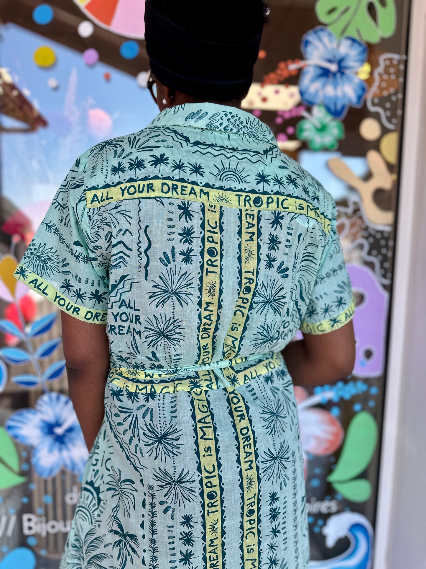zoom sur le dos de la robe avec imprime et motif ete vert tropical adore paris maelle c melodie pau tares hossegor arcachon ychoux