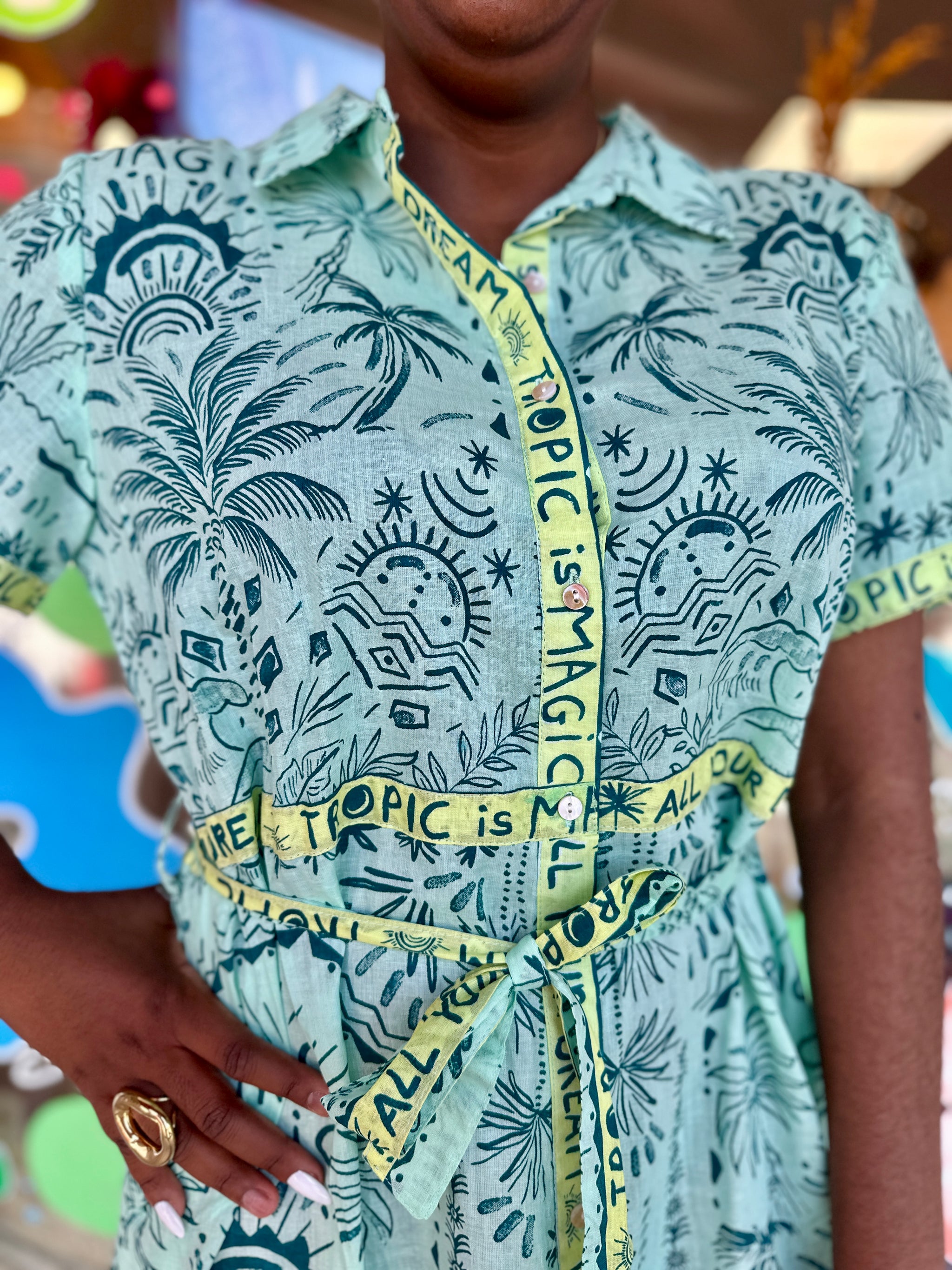 zoom sur le detail dela robe imprime a motif bleu vert adore paris april vintage in paril 1986 paris marseille lyon