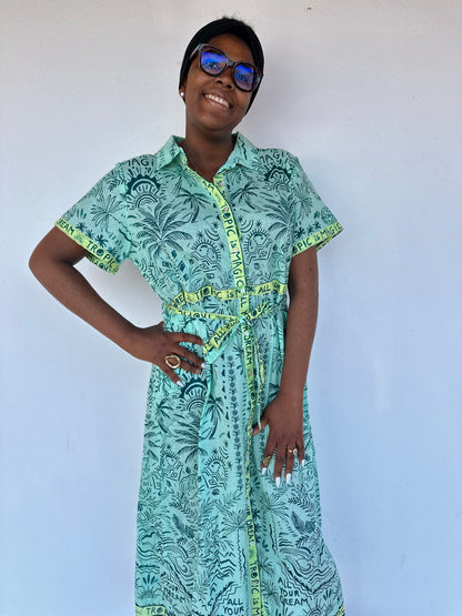 look complet avec robe chemise verte et bleu longue a imrpime motif estival banditas from marseille aix en provence