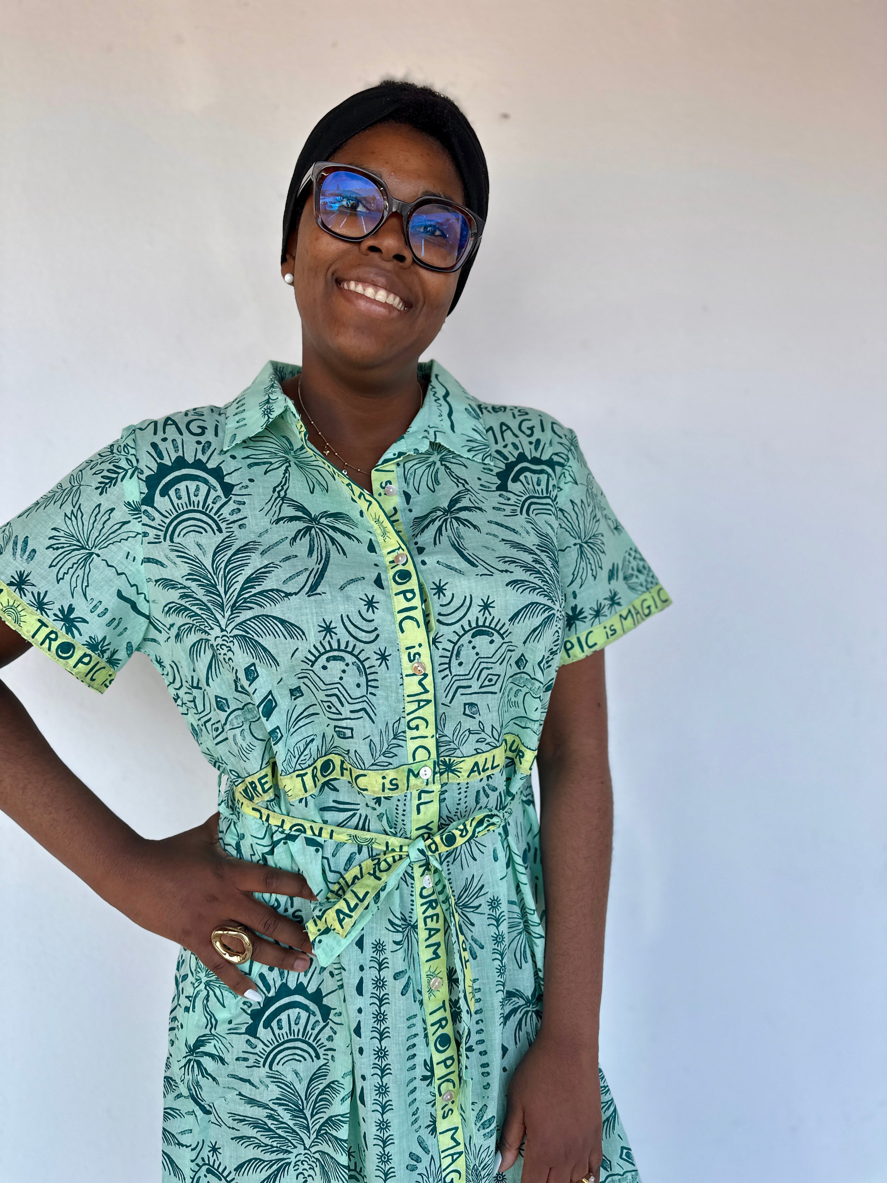 haut de la robe chemise verte et bleu avec ceinture a nouer col chemise orfeo paris adoré paris lille