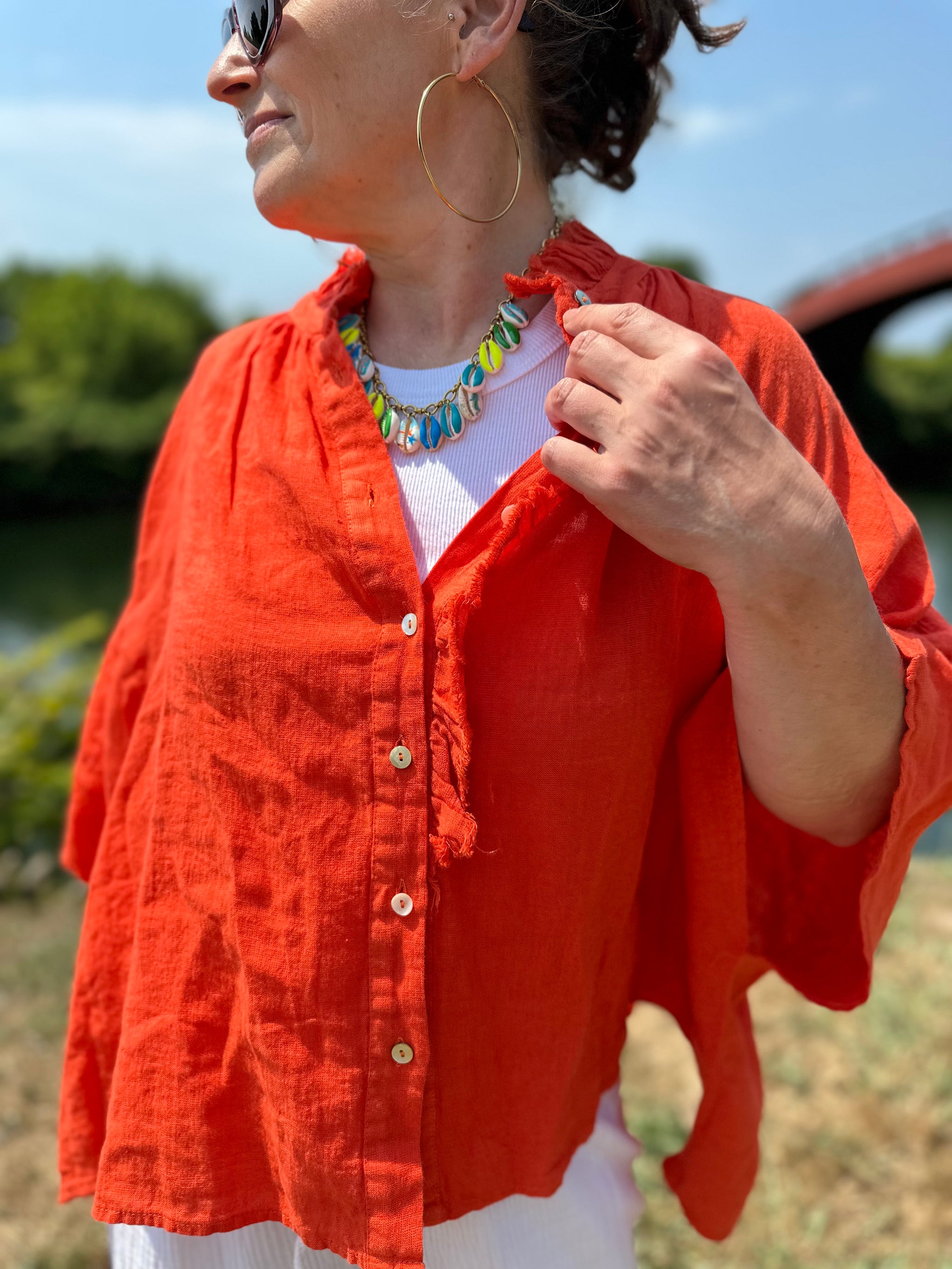 zoom sur la chemise tiburtino orange col v brut a boutons manches chauve souris banditas from marseille lille valenciennes amiens