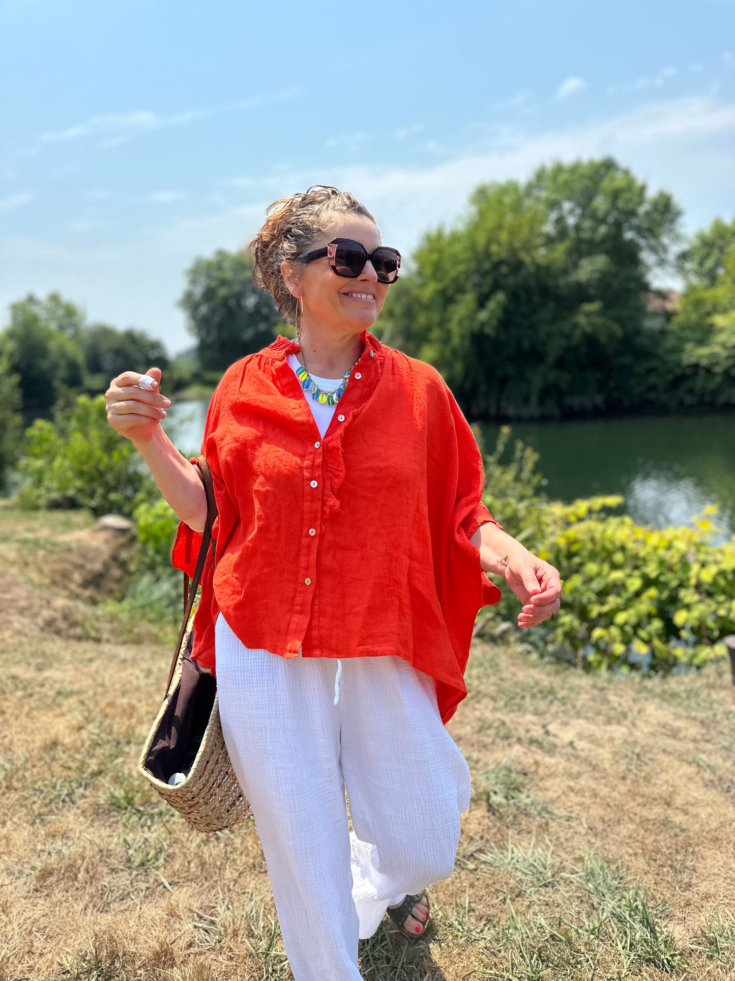 look avec pantalon en gaze de coton blanc et chemise tiburtino orange col v brut avec boutons banditas brest quimper brest lorient vannes