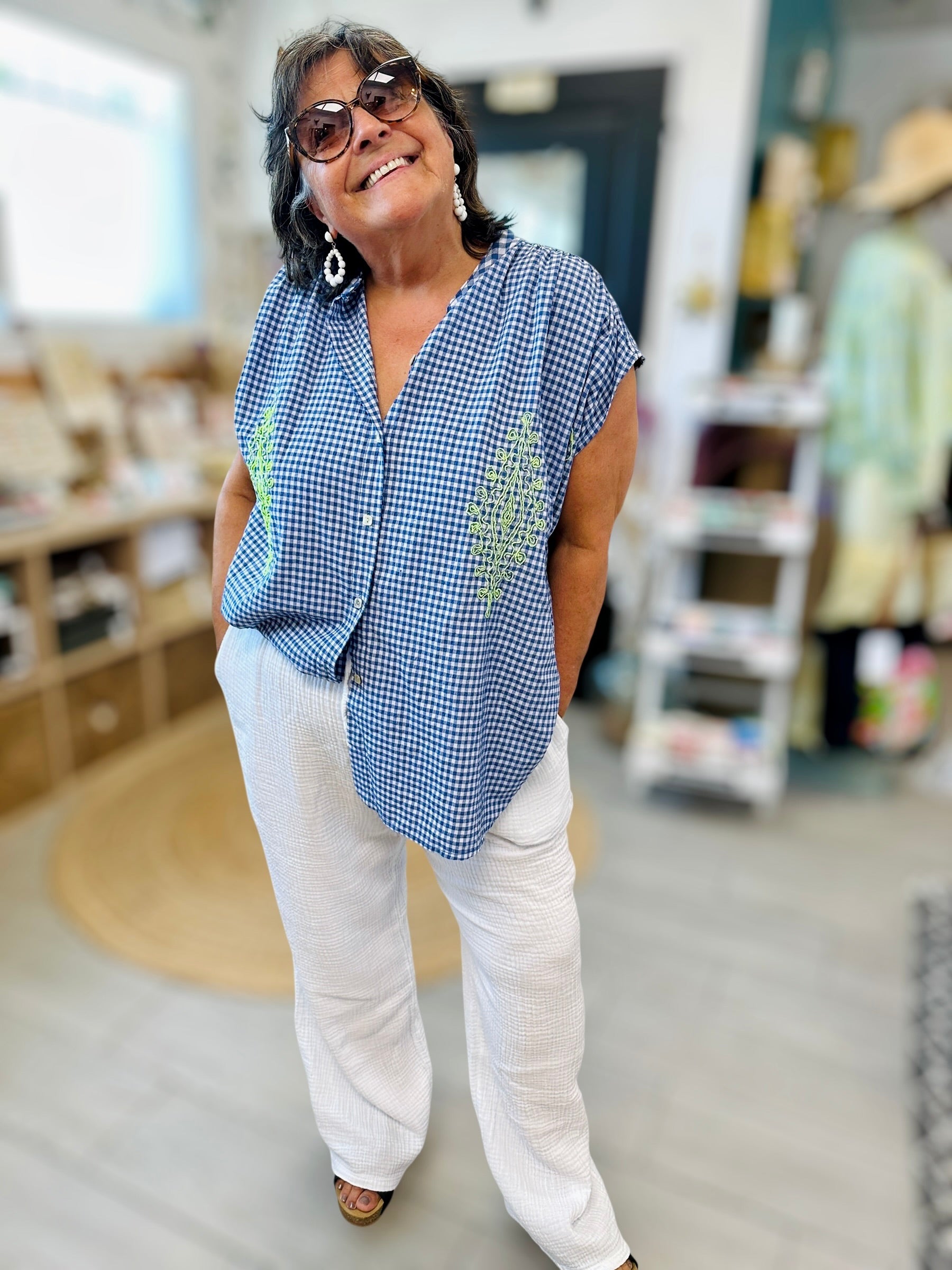 Chemise vichy brodée grandes tailles en coton polyester, disponible en bleu et orange, coupe fluide confortable jusqu’au 48 — Boutique Abana à Ustaritz proche de Bayonne et Biarritz