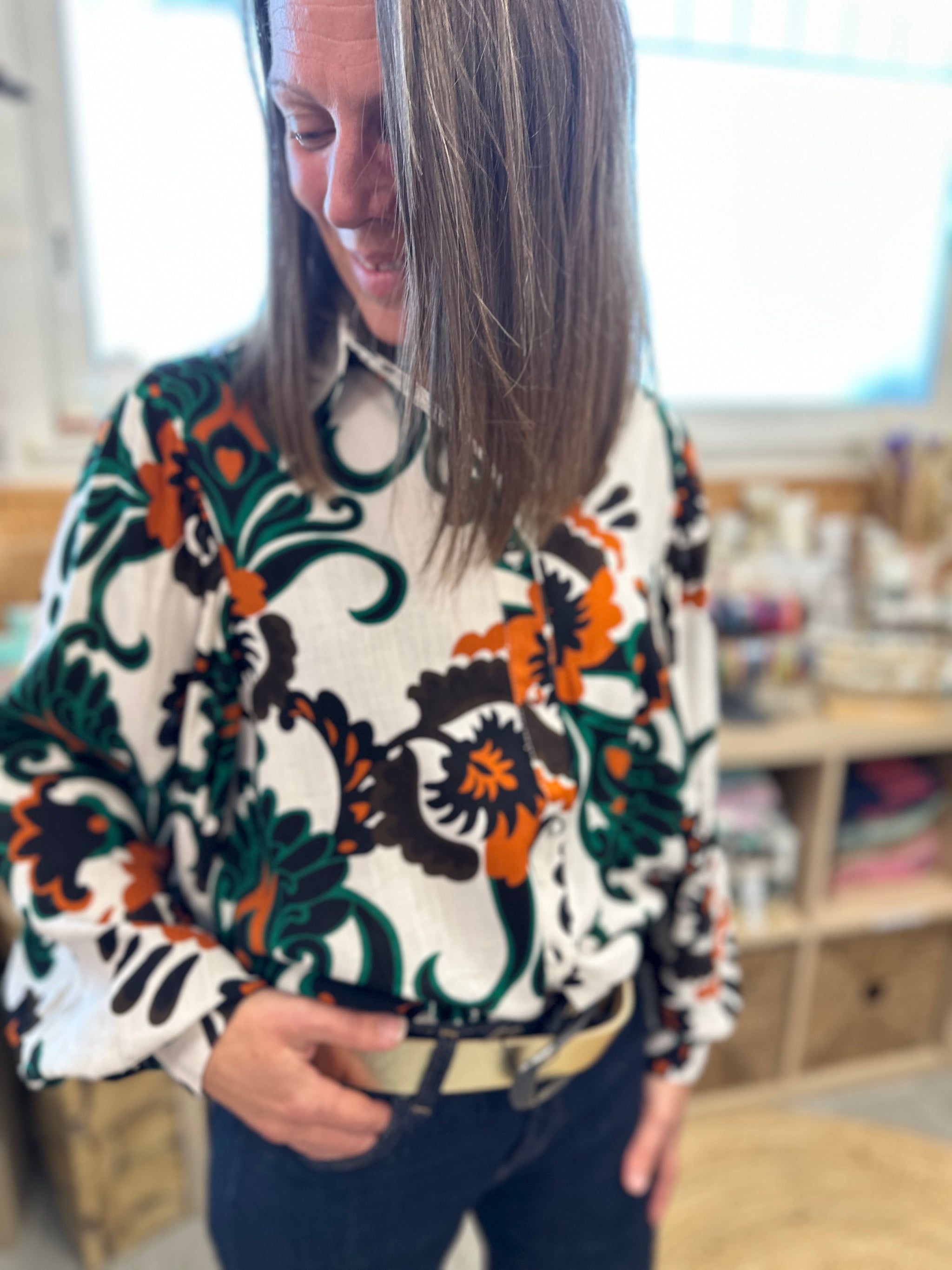 Chemise à motifs graphiques orange vert noir sur fond blanc - Abana 64480