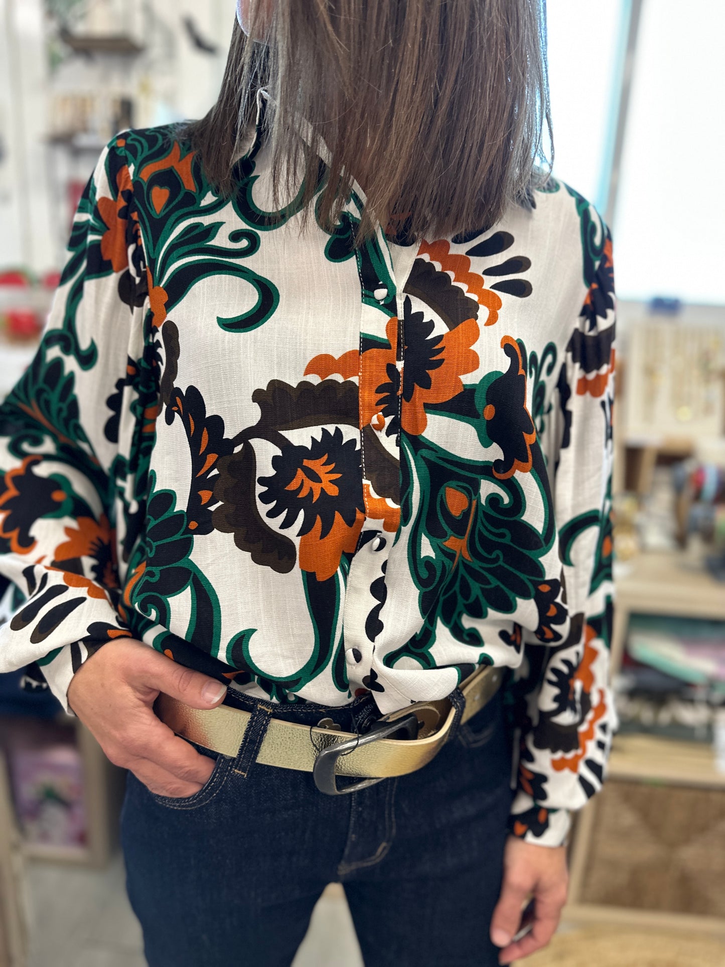 Vue avant de la chemise fluide portée rentrée dans un jean - Abana 64250