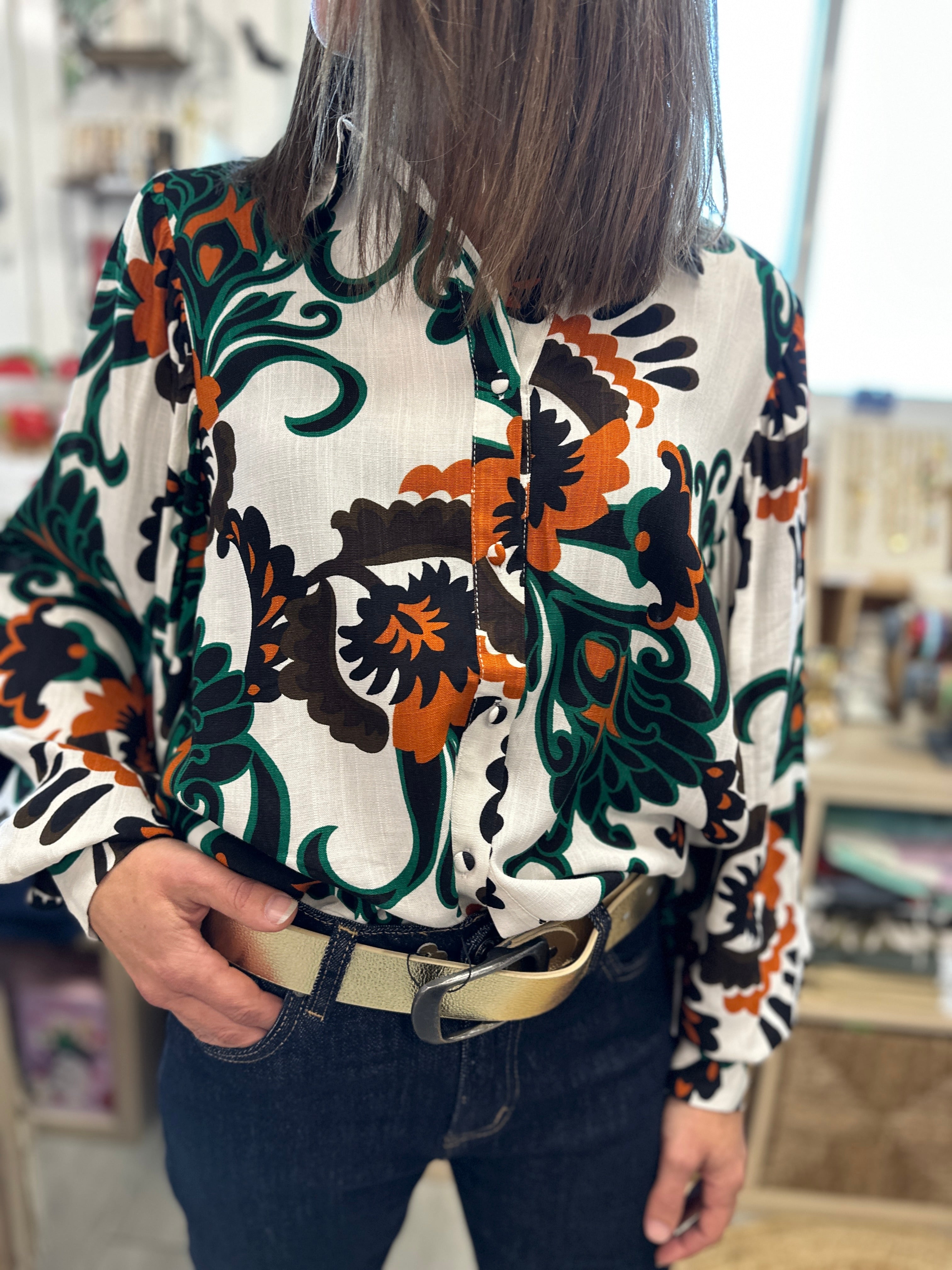 Vue avant de la chemise fluide portée rentrée dans un jean - Abana 64250