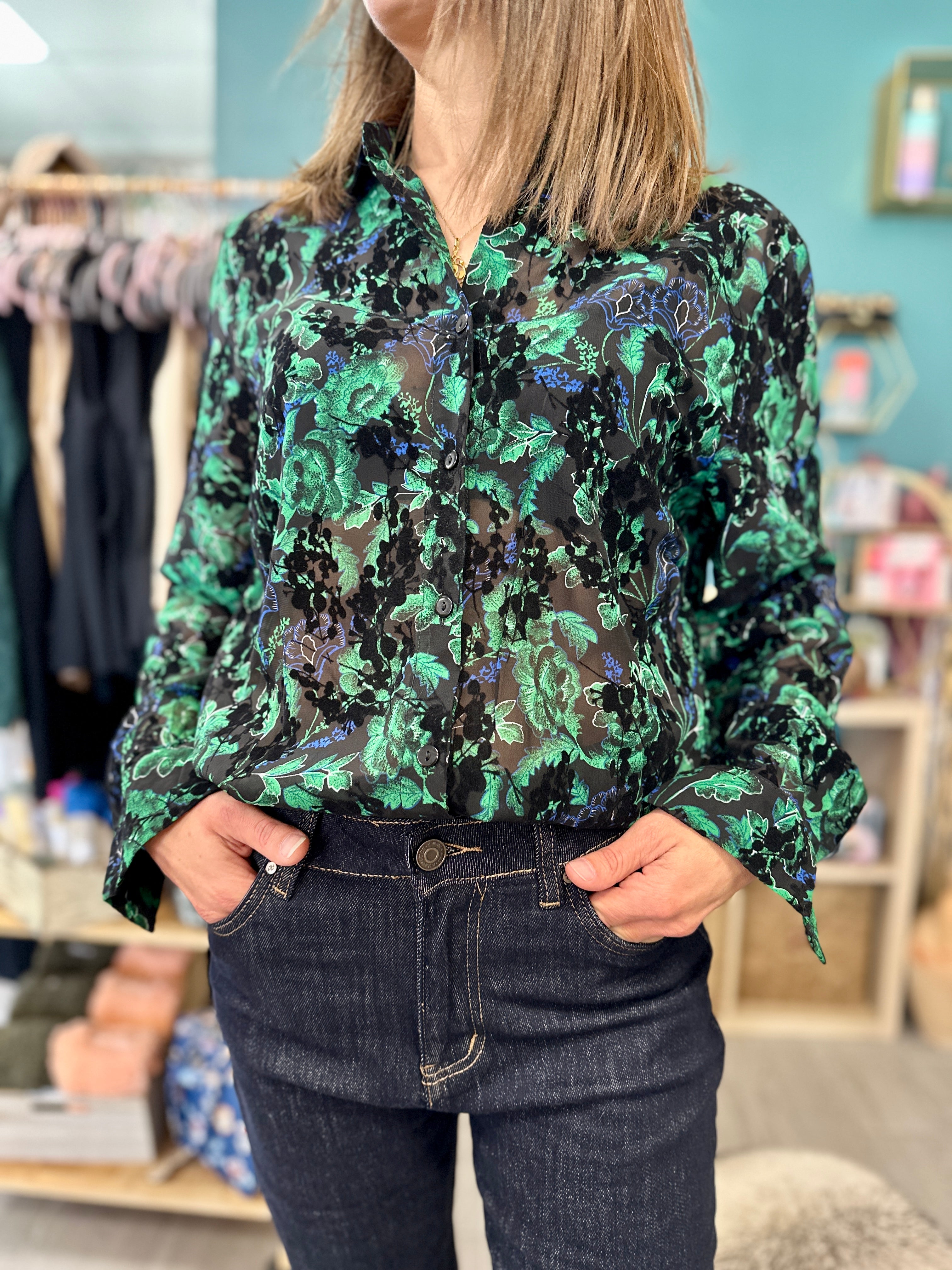 Chemise verte fluide texturée pour femme, vue de face - Abana 64310