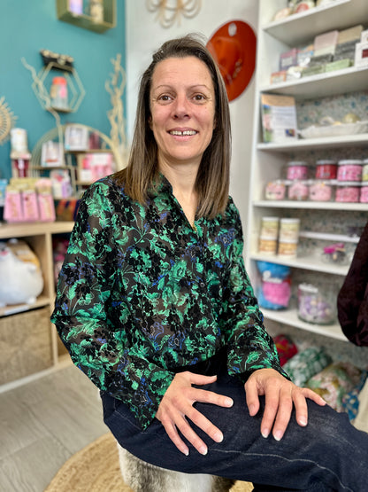 Chemise légère pour la mi-saison à fleurs vertes et touches bleues - Abana 64240