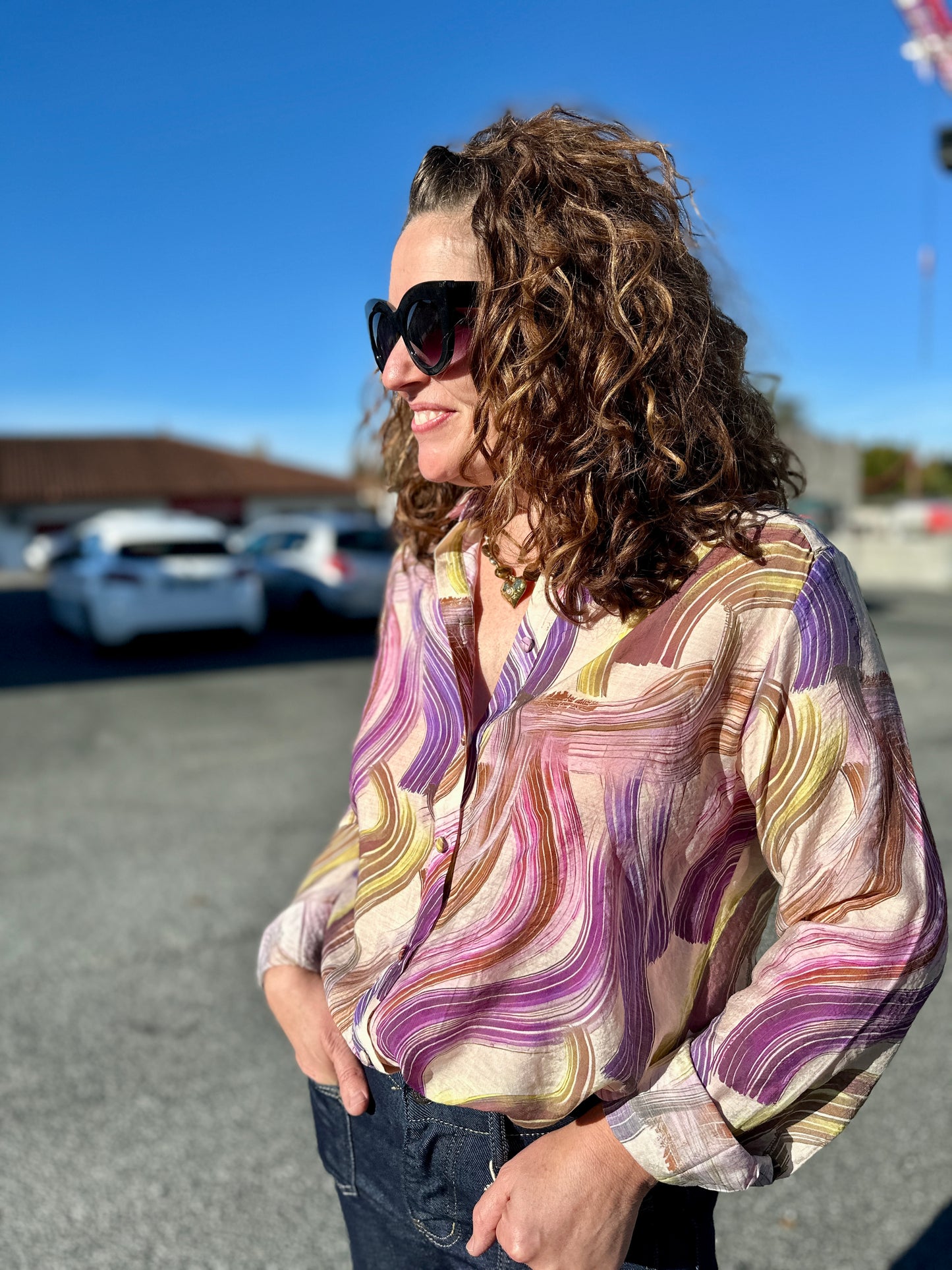 look coloré automne avec chemisier imprimé vague  - abana 64600