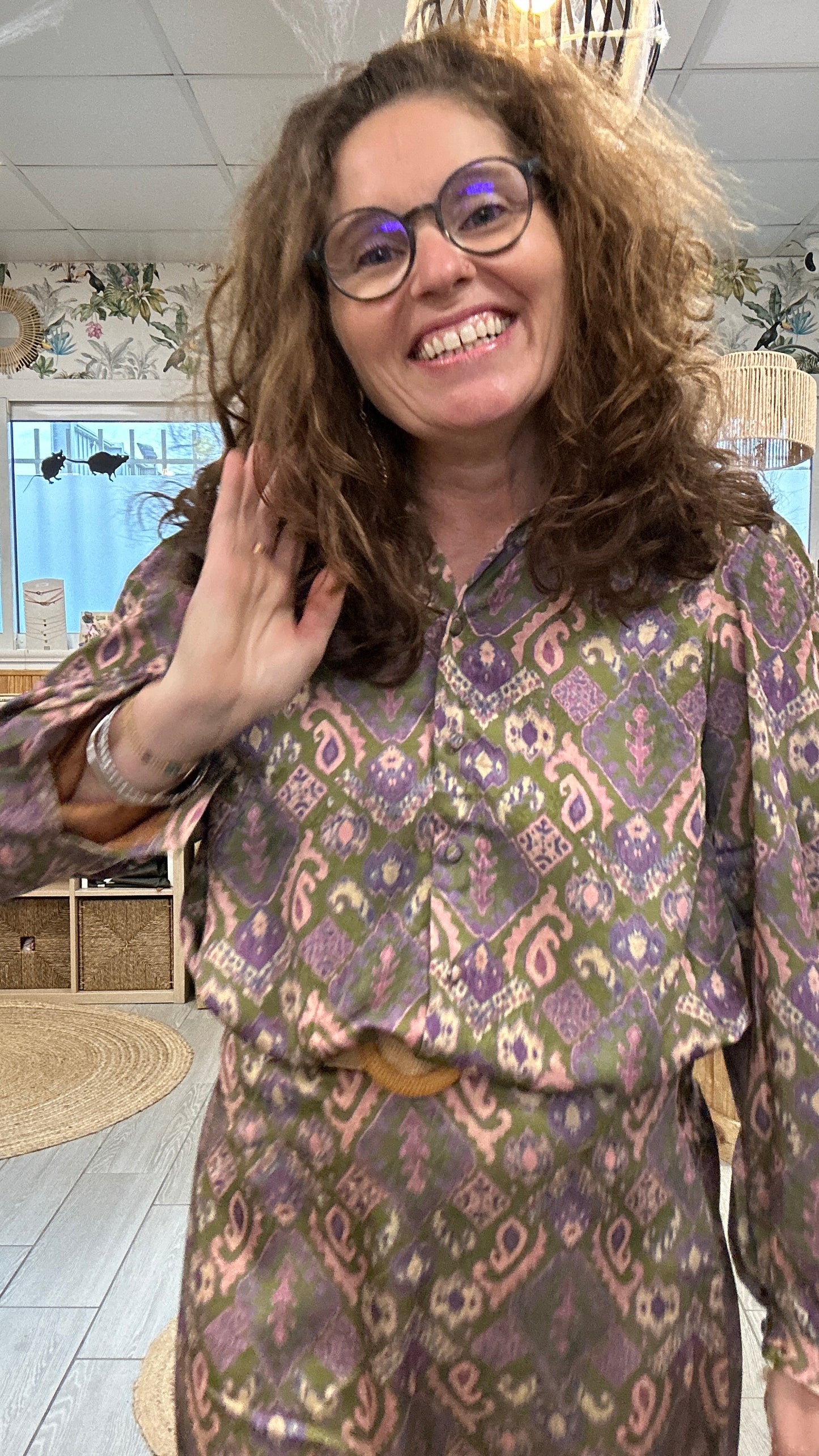 Chemise fluide à motifs violets, verts et camel portée en boutique Abana 64480