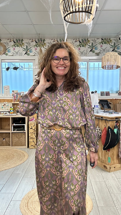 Zoom sur la chemise imprimée bohème avec col mao et manches longues - Abana 64310