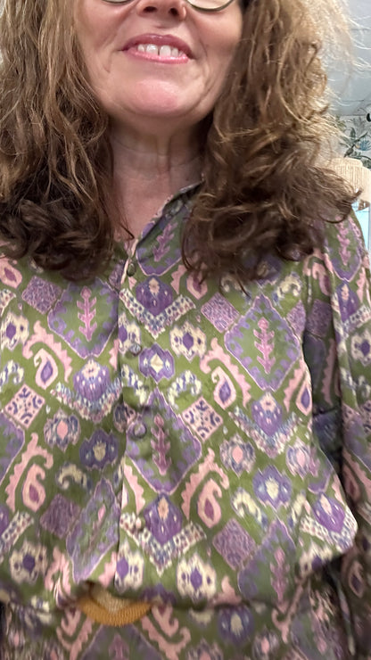 Détail du tissu satiné à motifs géométriques violet vert clair et camel - Abana 64250