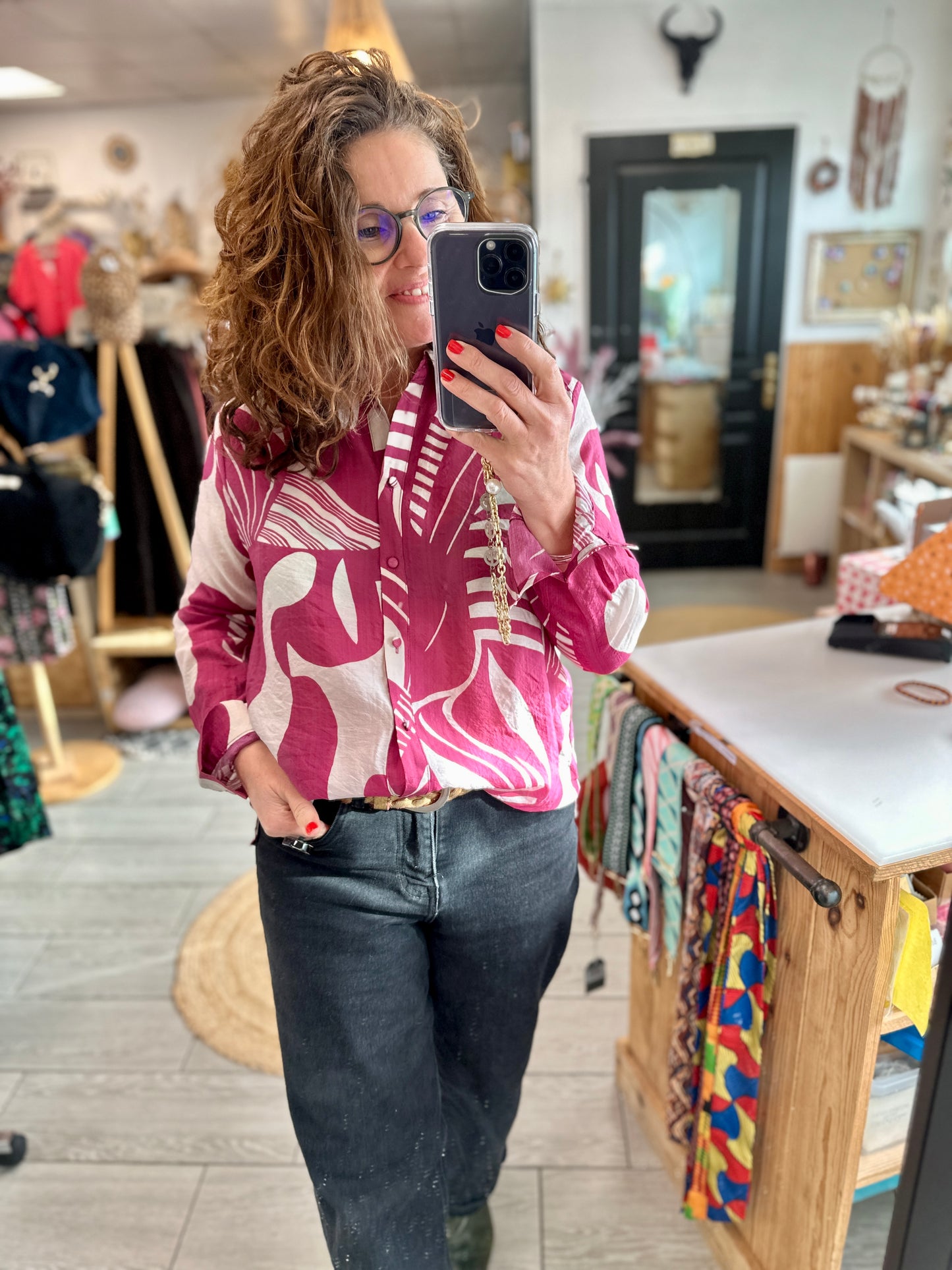 Chemise femme rose et blanche à motifs graphiques, portée avec un jean - Abana 64480