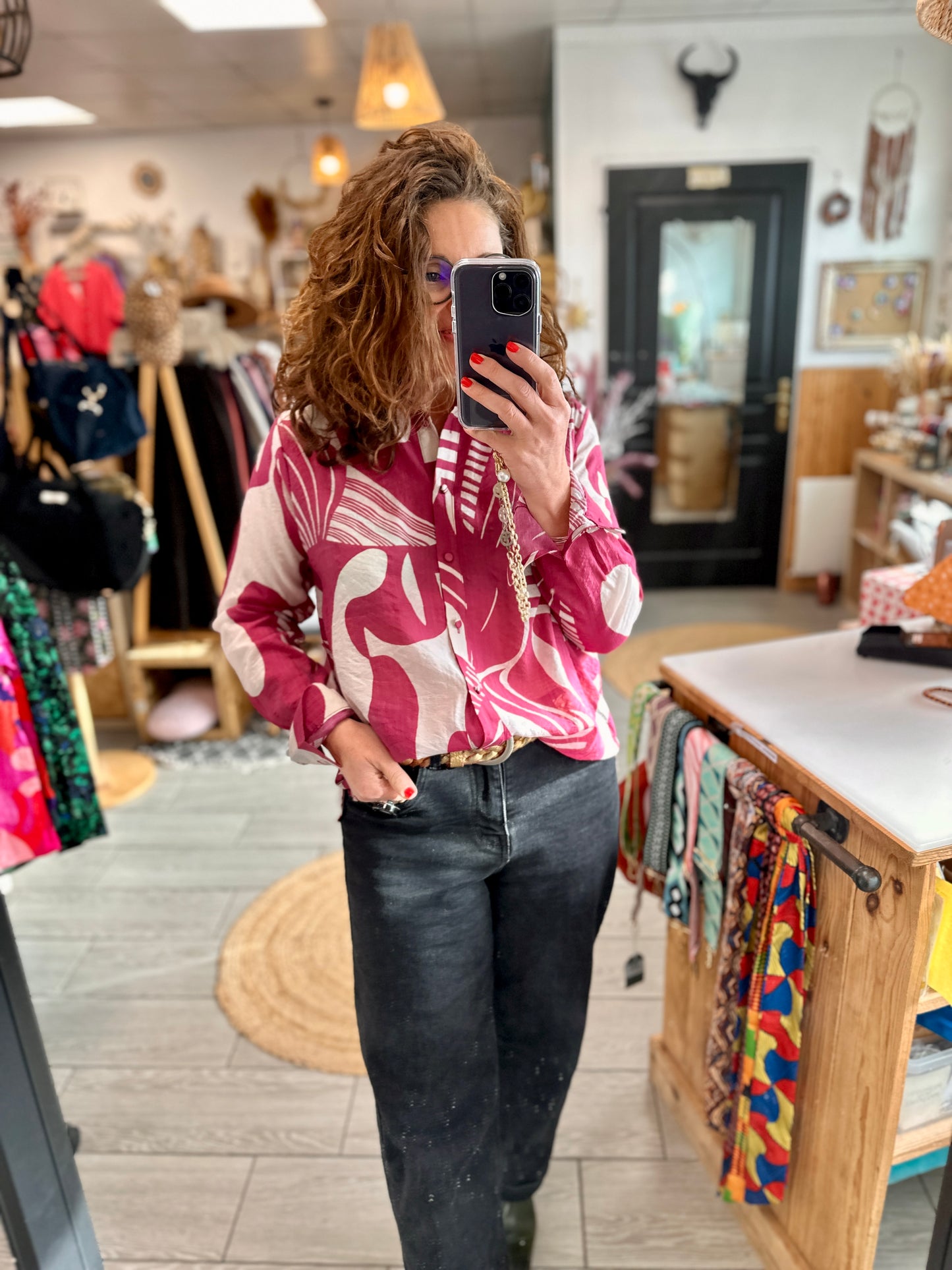 Chemise fluide imprimée rose et blanche tendance printemps, look casual chic - Abana 64310