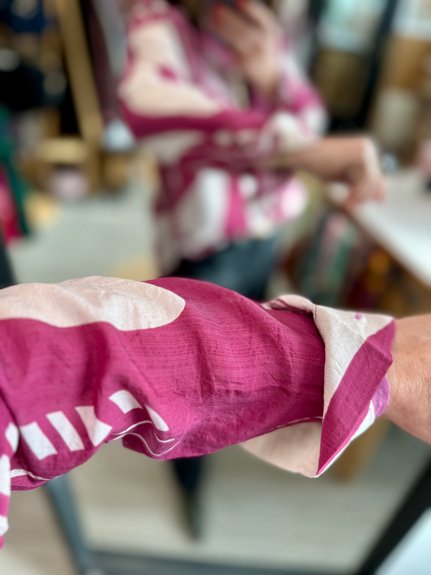 Détail d’une chemise abstraite rose et blanche, parfaite avec un jean taille haute - Abana 64240